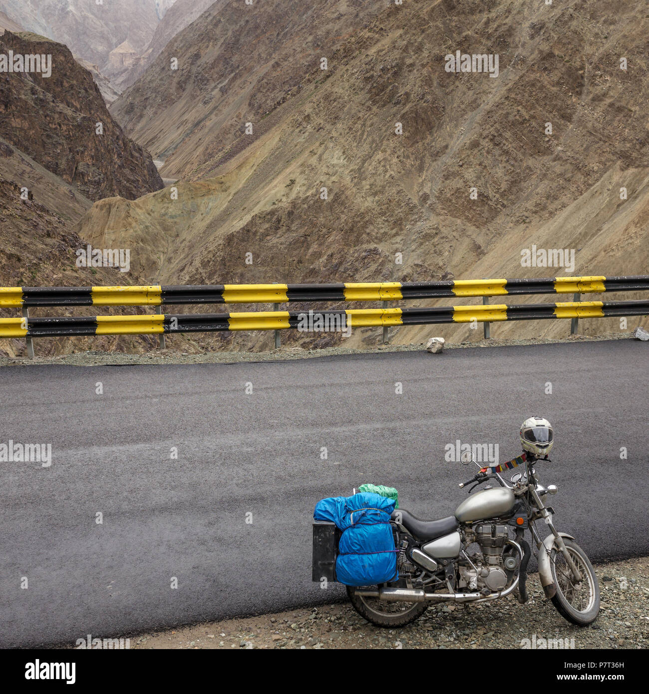 Motorradfahren im Leh, Manali Highway, eine Höhenlage Straße, die große Himalayan Range, Ladakh, Indien fährt. Geparkte Motorrad mit Gepäck auf. Stockfoto