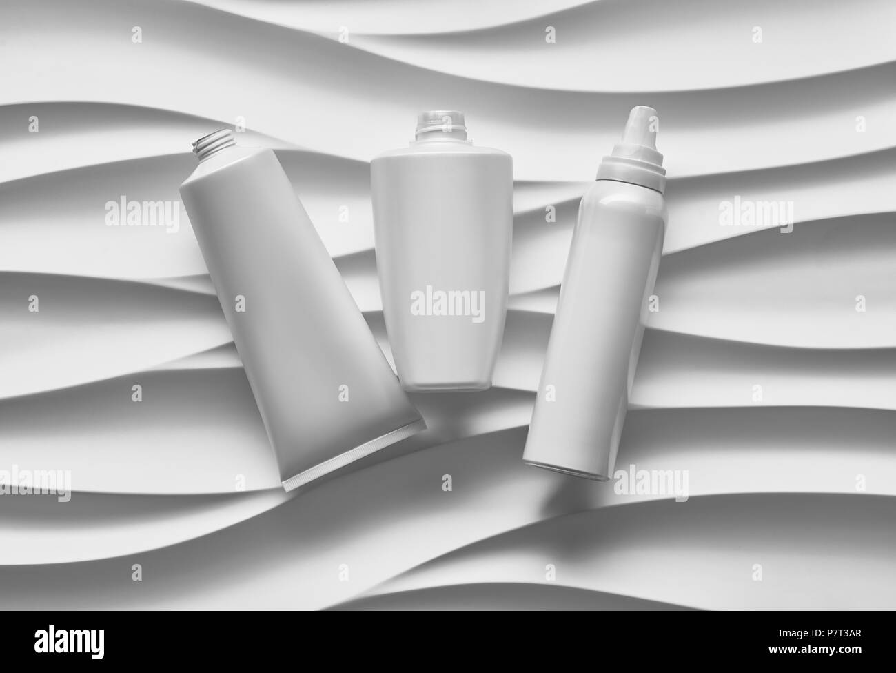 Schönen format Poster mit glatten grauen Wellen abstrakt Hintergrund mit grau-Tonarten, mit sauberen weißen Kunststoffbehälter: Flaschen, cremetopf, t Stockfoto