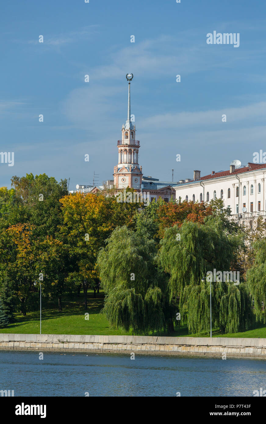 Alte sowjetische Gebäude in Minsk der Innenstadt in der Nähe des Flusses Swislotsch, Weißrussland Stockfoto