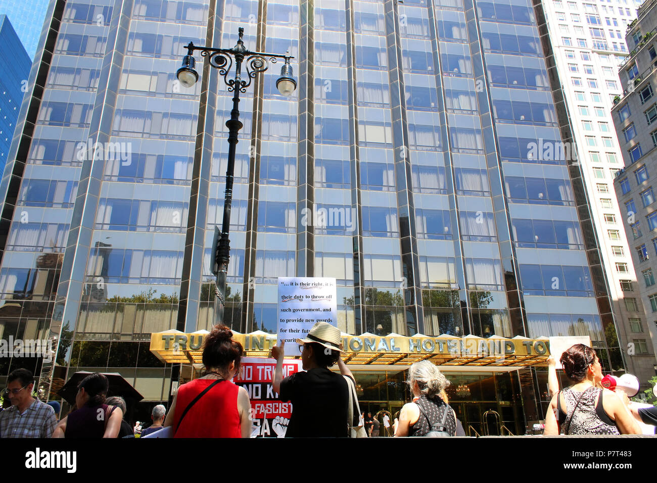 NEW YORK, NY - 02. Juli: Aktivisten, die Rallye zu einem Aufstieg und Widerstehen organisierten Trump Amtsenthebungsverfahren Protest vor der Trump International Hotel & Tower. Stockfoto