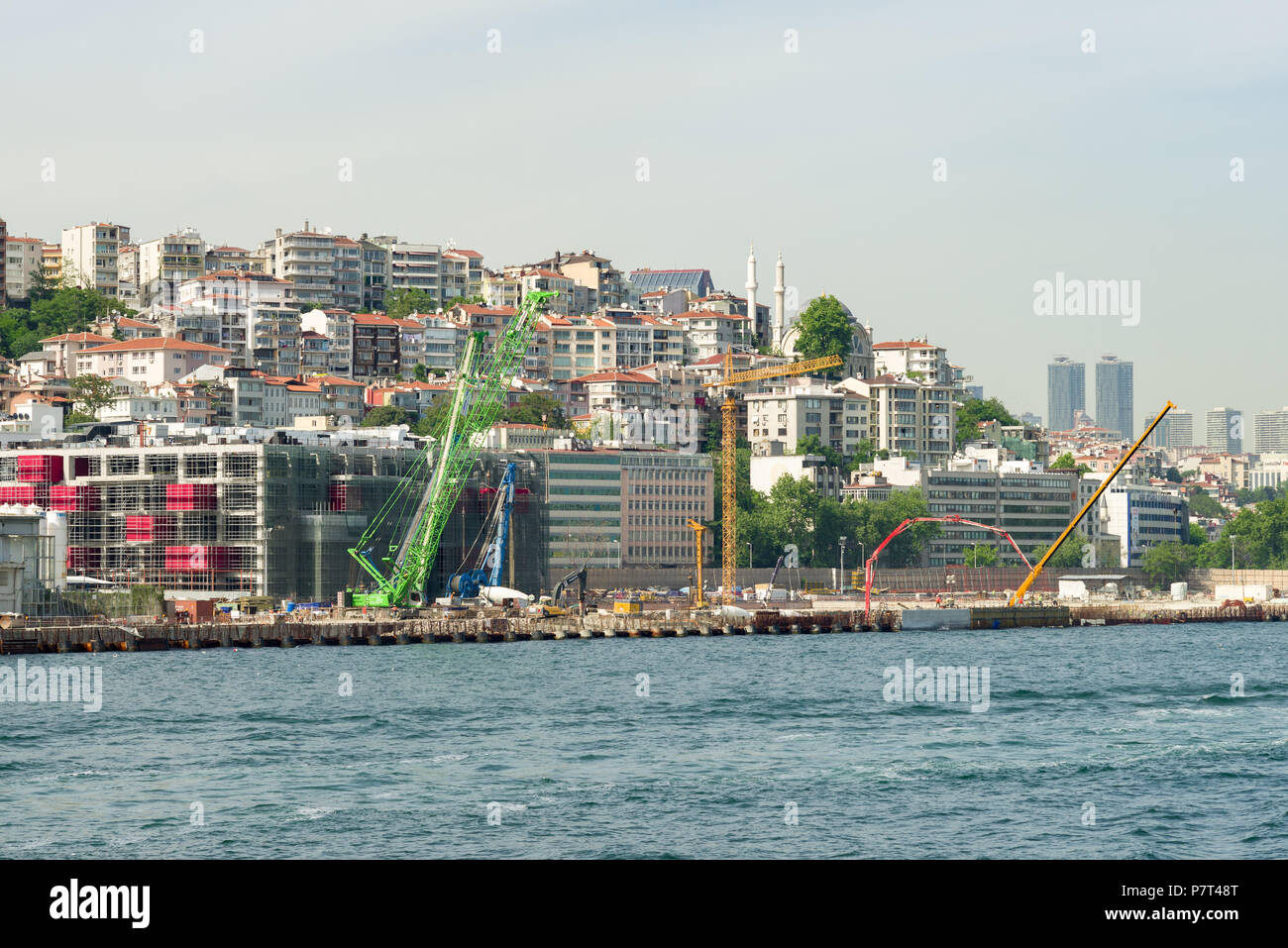 Bau und Baumaschinen in Karaköy am Bosporus, Istanbul, Türkei Stockfoto