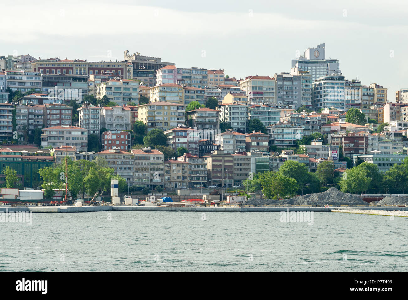 Gebäude in der Gegend von Besiktas Istanbul von der Bosporus, Istanbul, Türkei Stockfoto