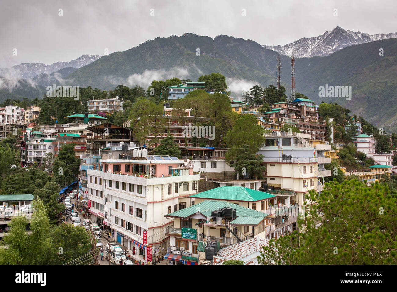 Mcleod Ganj, Indien - Juni 7, 2017: Mcleod Ganj Stadt durch den Himalaya Bergen umgeben. Blick von der Dalai Lama in Dharamsala, Indien Stockfoto