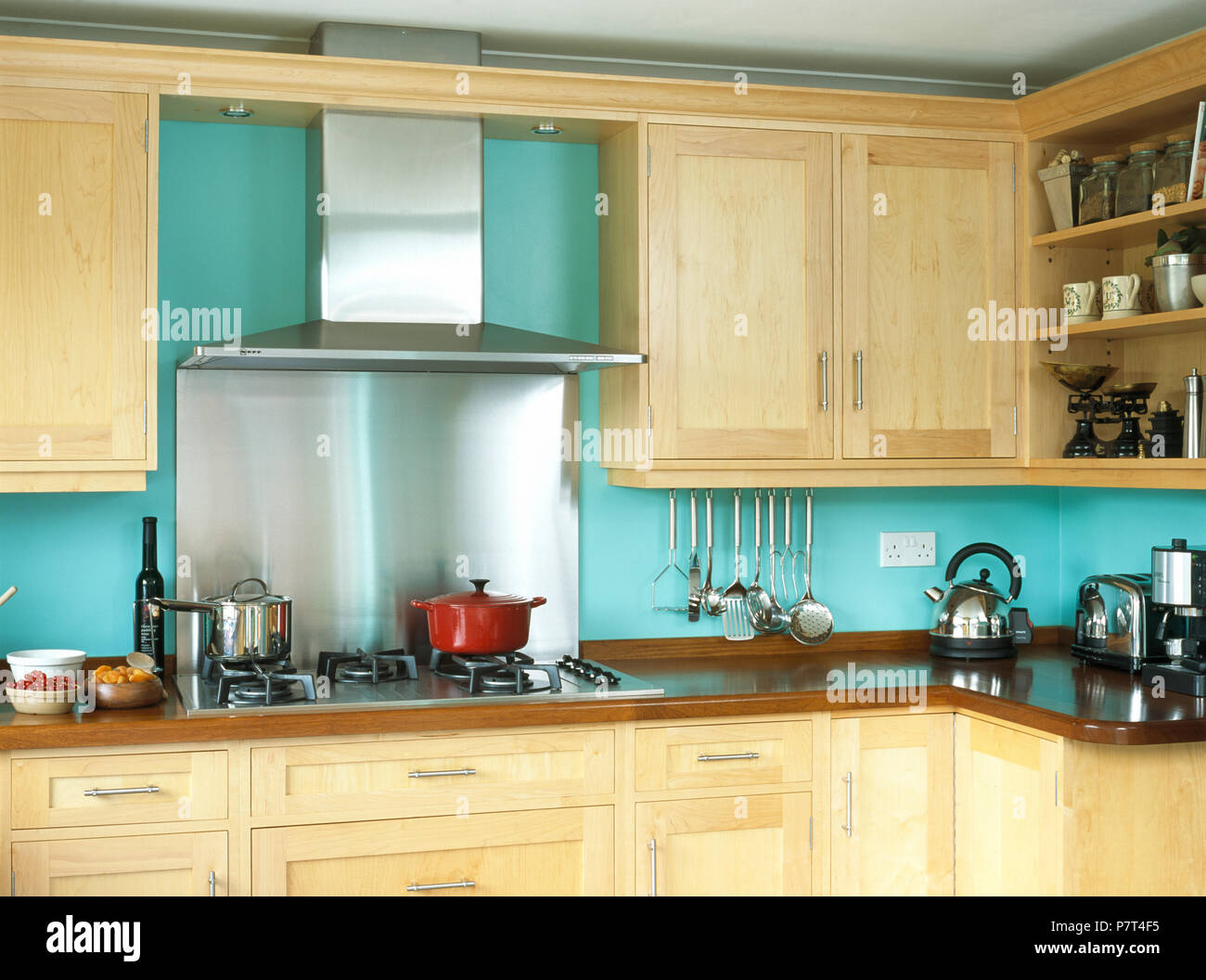 Türkisfarbene küche -Fotos und -Bildmaterial in hoher Auflösung – Alamy