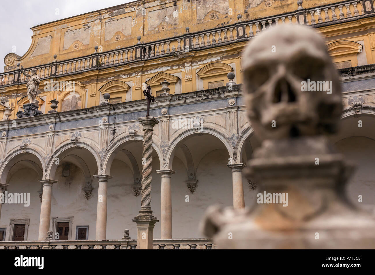 Einer der Schädel auf den Zaun des Klosters Certosa di San Martino in Neapel, Italien. Stockfoto