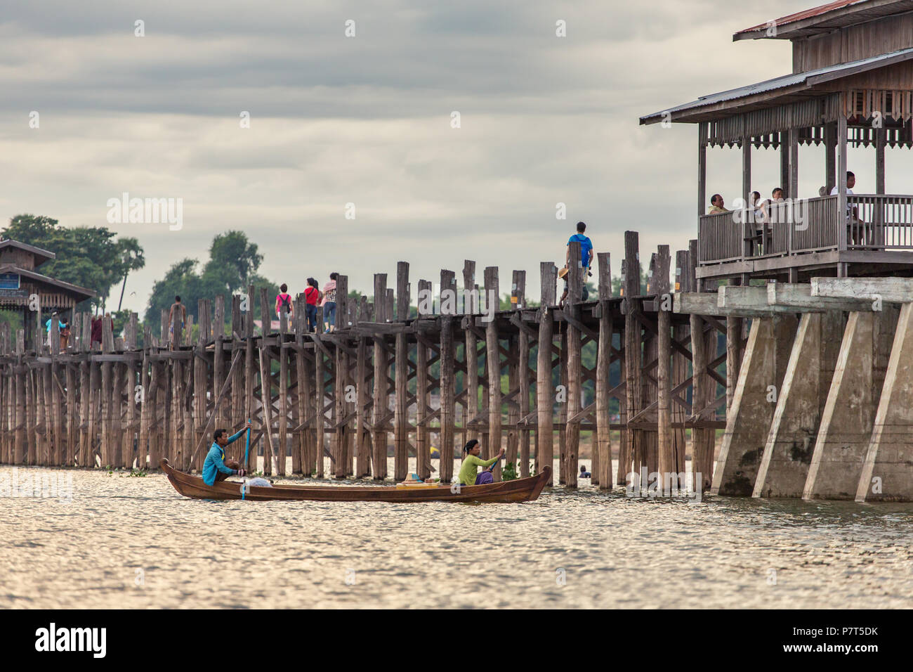 Mandalay, Myanmar - Oktober 1, 2016: U-Bein Brücke in Amarapura in der Nähe von Mandalay, Myanmar Stockfoto