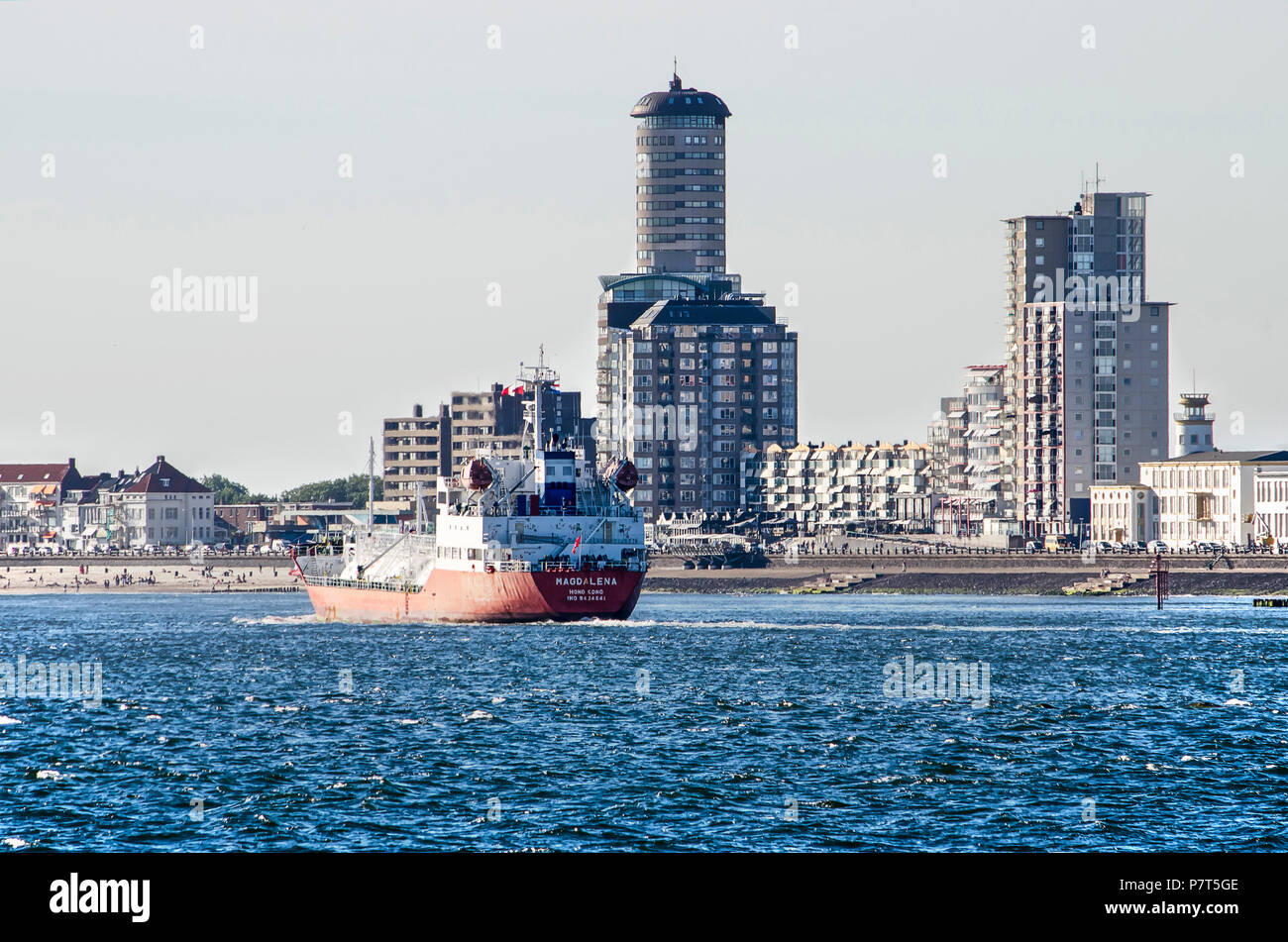 Vlissingen (Spülen), Niederlande, Juli 2nd, 2018: Schiff, auf westlichen Schelde Mündung auf dem Weg zur Nordsee vor der modernen Skyline Stockfoto