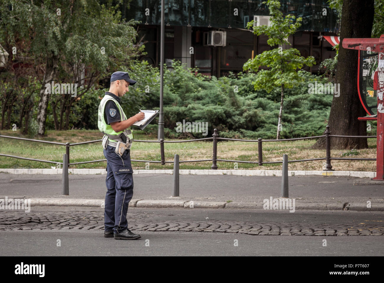 Belgrad, Serbien - Juni 14, 2018: Männlich serbische Polizisten in Uniform schreiben ein Ticket in Belgrad. Er gehört zu den zivilen Polizei des Stockfoto