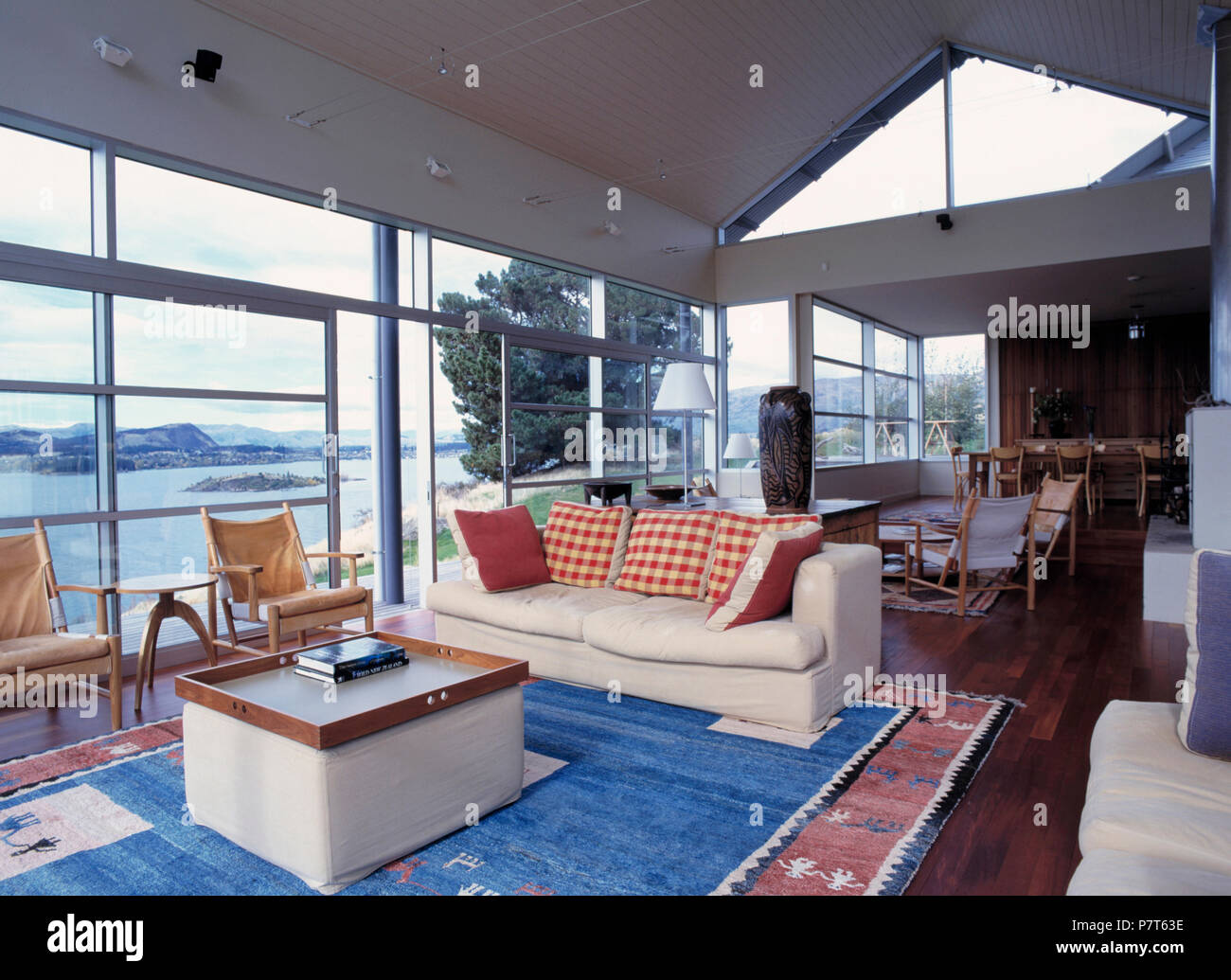 Creme Sofa Und Gepolsterten Stuhl Tisch Auf Blau Und Rosa