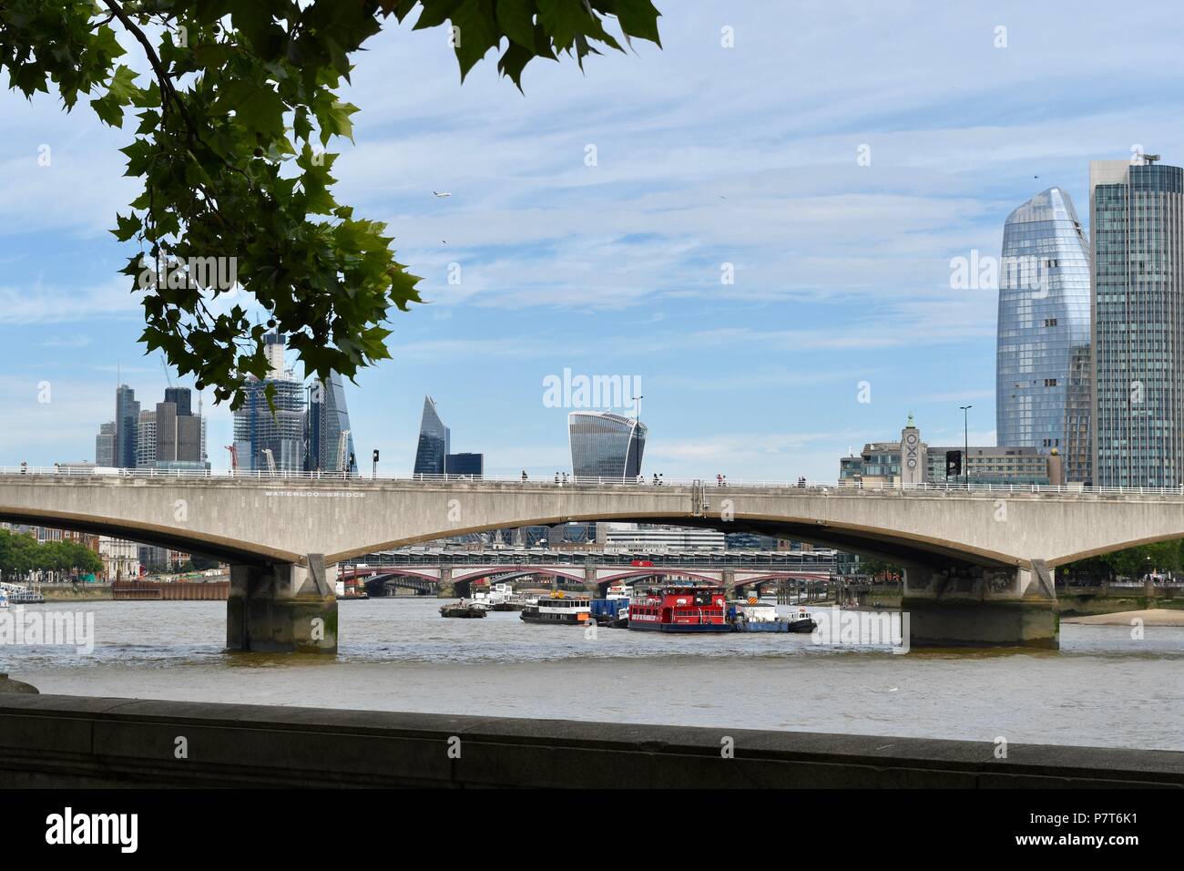 Blick über die Thames auf der Waterloo Bridge und die moderne Skyline von London Stockfoto