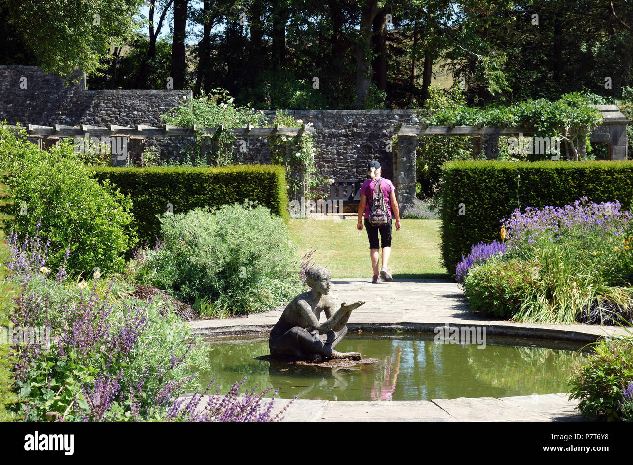 Blonde Frau Wandern in Parcevall Hall Gardens, Skyreholme, Appletreewick, Wharfedale, Yorkshire, England, UK. Stockfoto