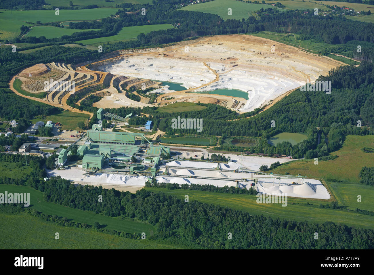 LUFTAUFNAHME. Tagebau-Sandmine in der Region Böhmisches Paradies, die von Sklopísek Střeleč betrieben wird. Hrdoňovice, Újezd pod Troskami, Tschechische Republik. Stockfoto