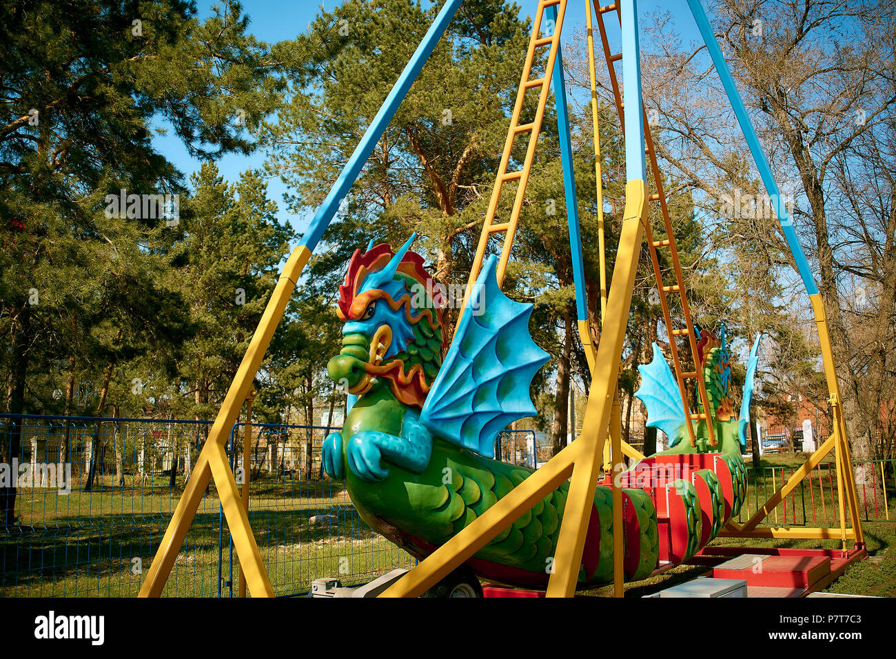 Swing in Form eines Drachen in der Children's Park Stockfoto