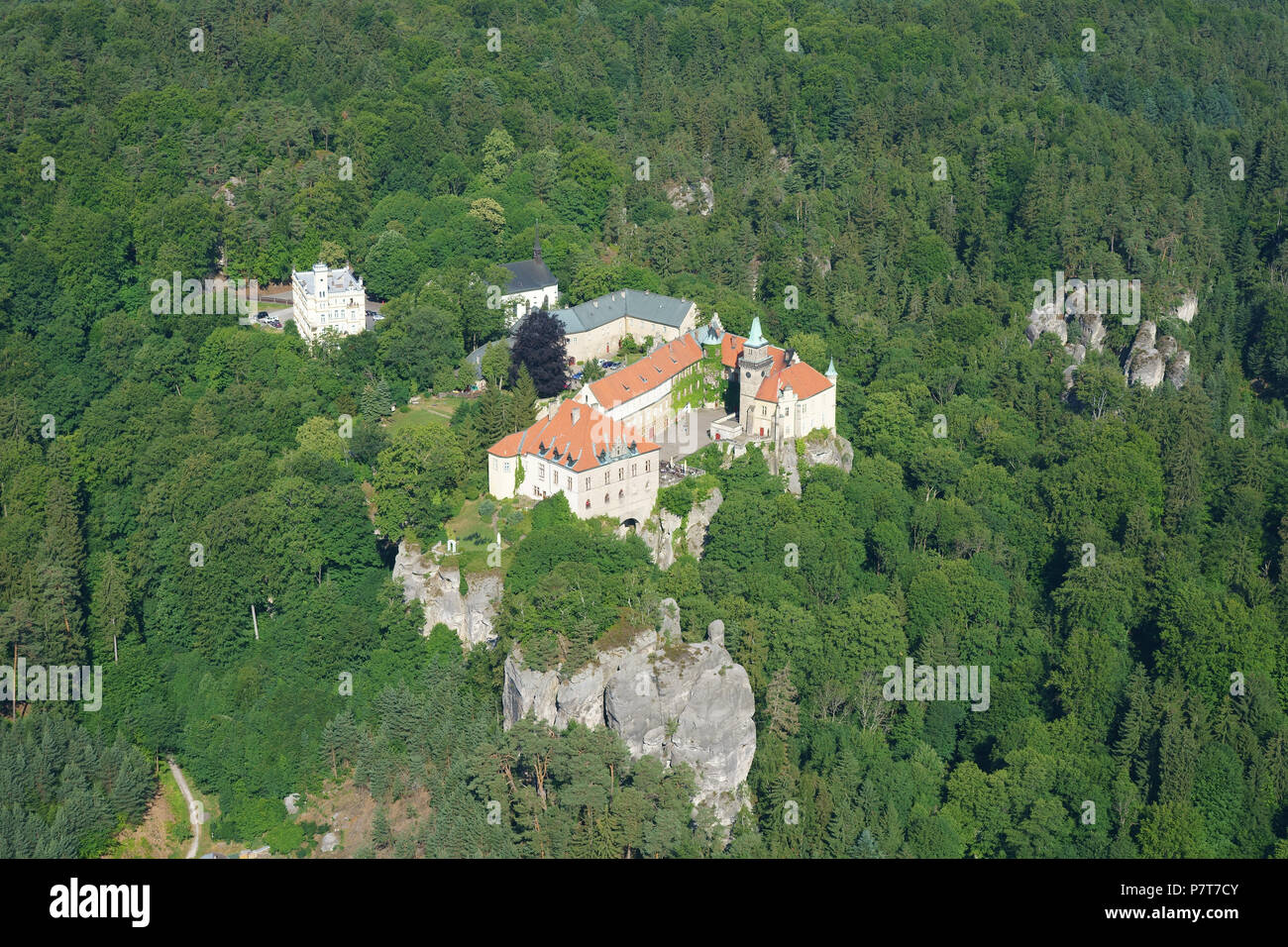 LUFTAUFNAHME. Schloss in einem Waldgebiet mit einigen verstreuten Sandsteinaufschlüssen. Burg Hrubá Skála, Böhmisches Paradies, Tschechische Republik. Stockfoto
