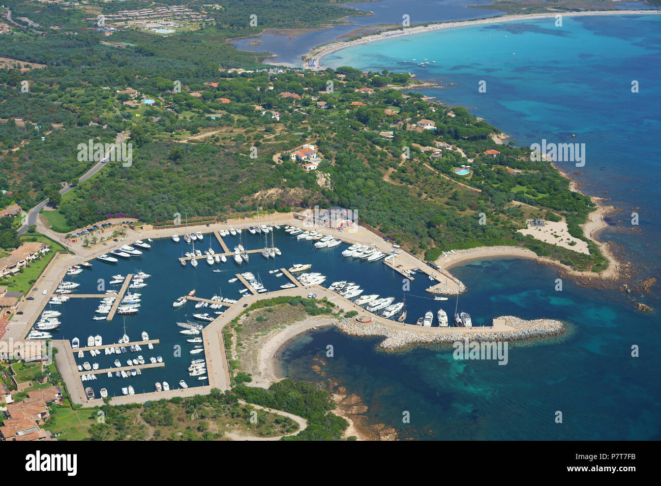 LUFTAUFNAHME. Marina von Puntaldia. Provinz Sassari, Sardinien, Italien. Stockfoto