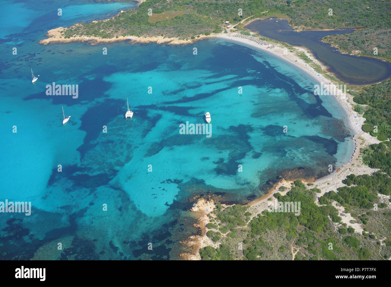 LUFTAUFNAHME. Geschützte Bucht mit azurblauem Wasser. Strand Salinedda, Capo Coda Cavallo, Provinz Sassari, Sardinien, Italien. Stockfoto