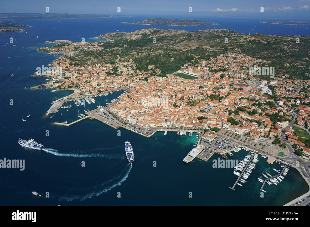 LUFTAUFNAHME. Stadt La Maddalena auf der Insel Maddalena mit Autofähren, die mit dem Festland verbunden sind. Provinz Sassari, Sardinien, Italien. Stockfoto