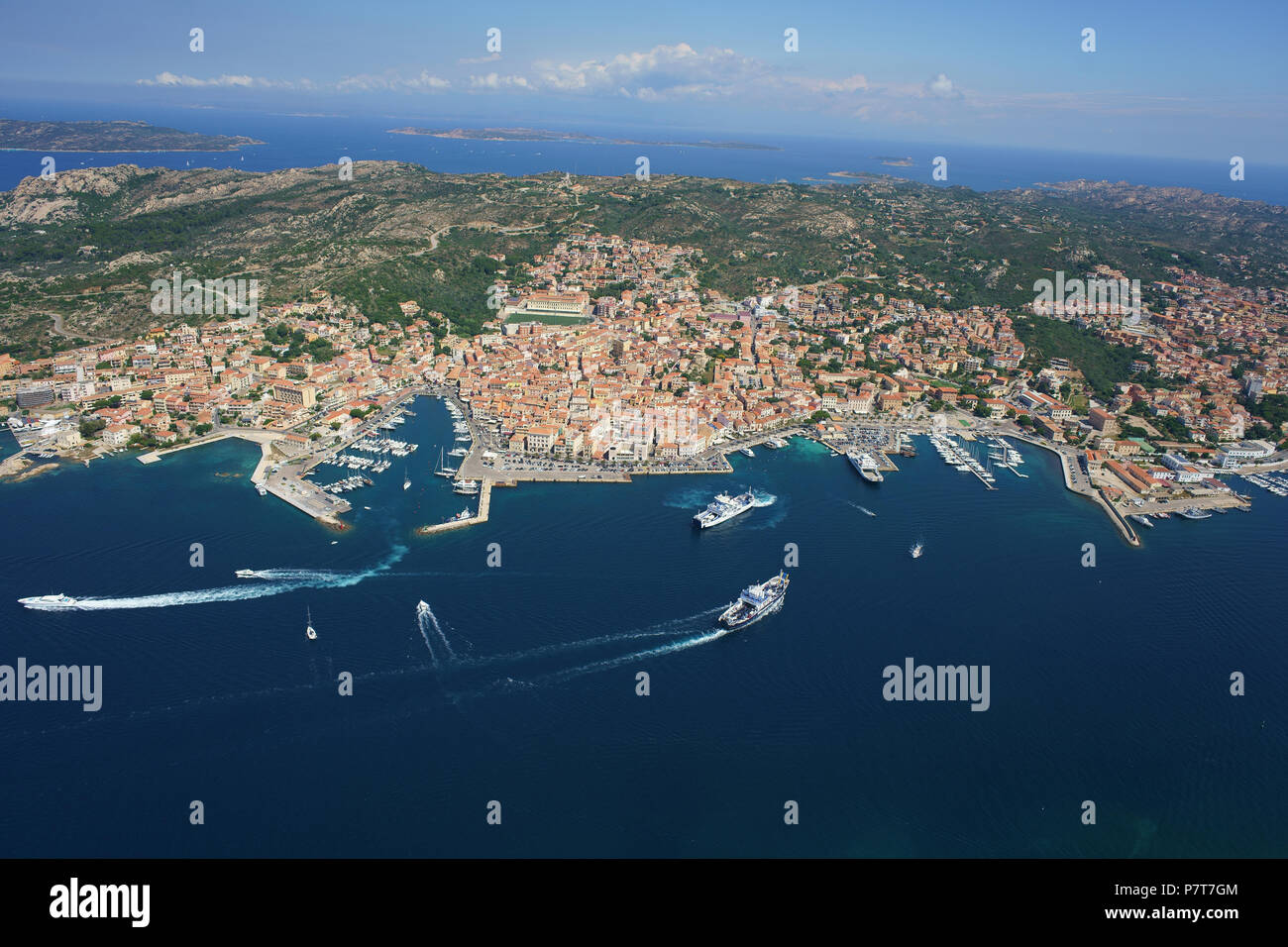 LUFTAUFNAHME. Stadt La Maddalena auf der Insel Maddalena mit Autofähren, die mit dem Festland verbunden sind. Provinz Sassari, Sardinien, Italien. Stockfoto