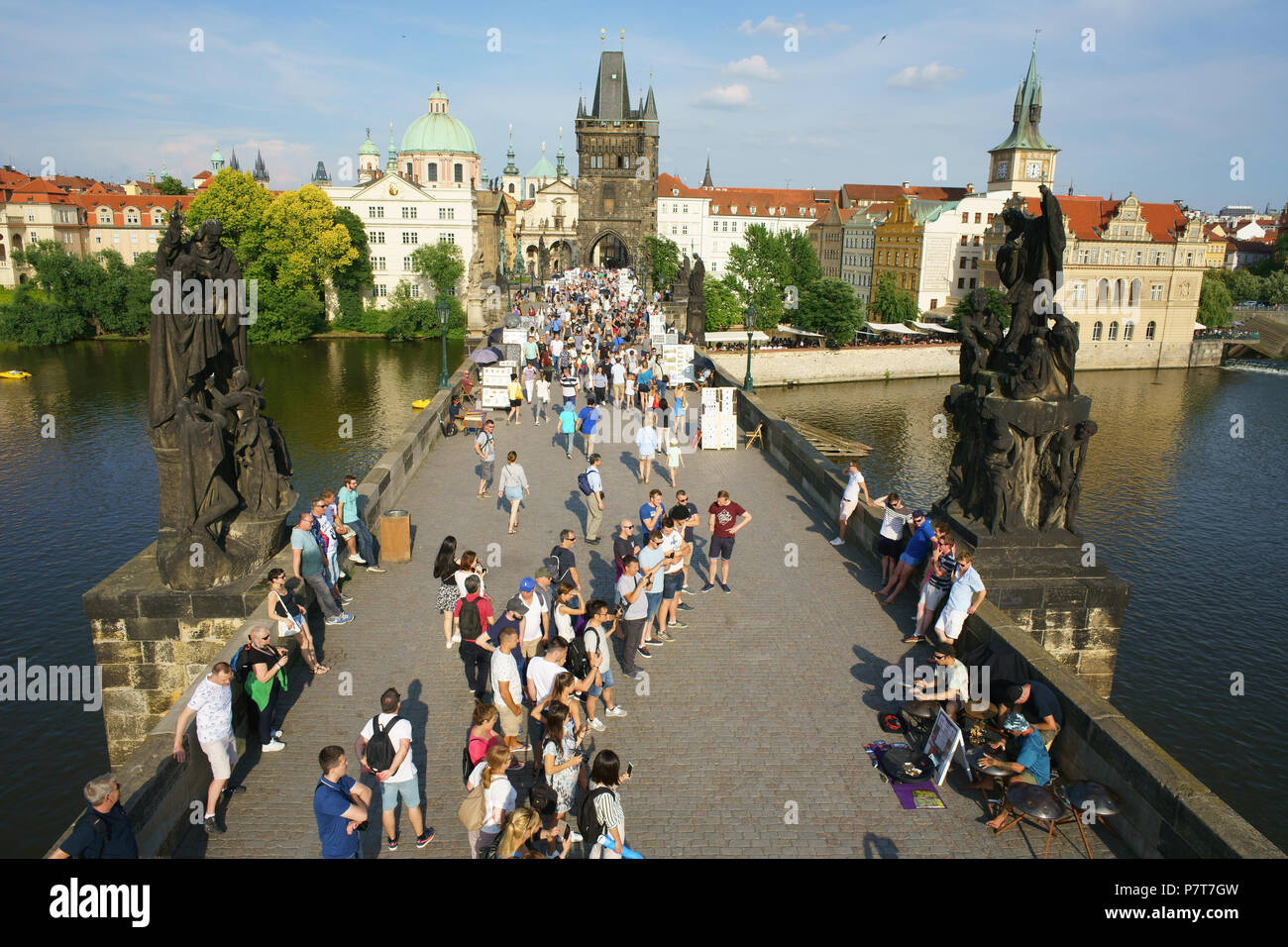 LUFTAUFNAHME von einem 6-Meter-Mast. Menschen, die Musikern zuhören, die auf der Karlsbrücke über der Moldau spielen. Prag, Tschechische Republik. Stockfoto