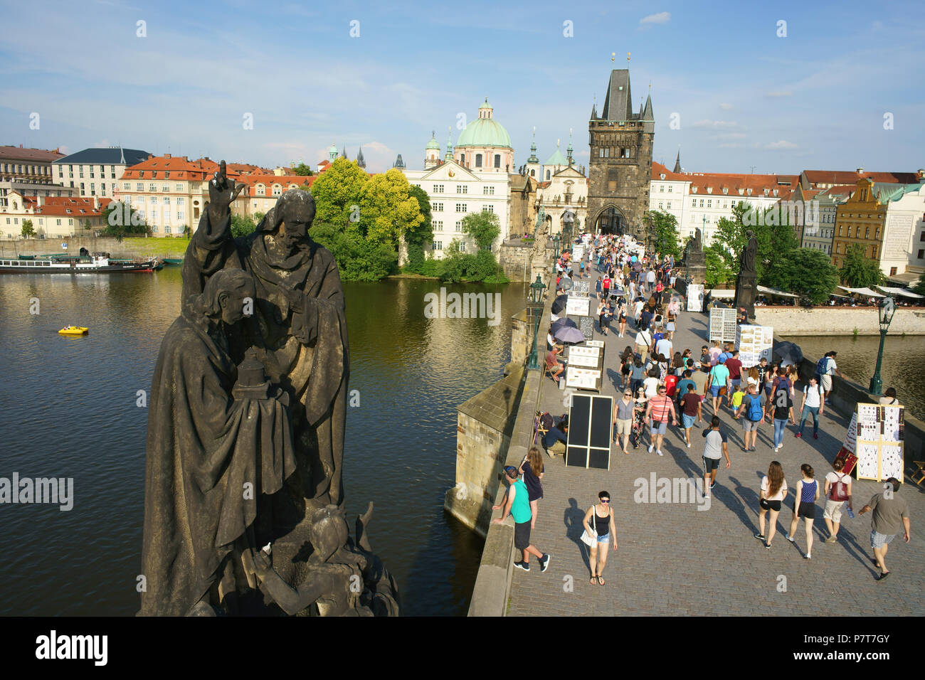 LUFTAUFNAHME. Fußgänger, die gemütlich auf der historischen Karlsbrücke über die Moldau spazieren. Prag, Böhmen, Tschechische Republik. Stockfoto