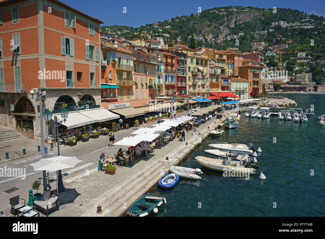 LUFTAUFNAHME von einem 6-Meter-Mast. Reihe von Restaurants am Ufer. Villefranche-sur-Mer, Französische Riviera, Alpes-Maritimes, Frankreich. Stockfoto