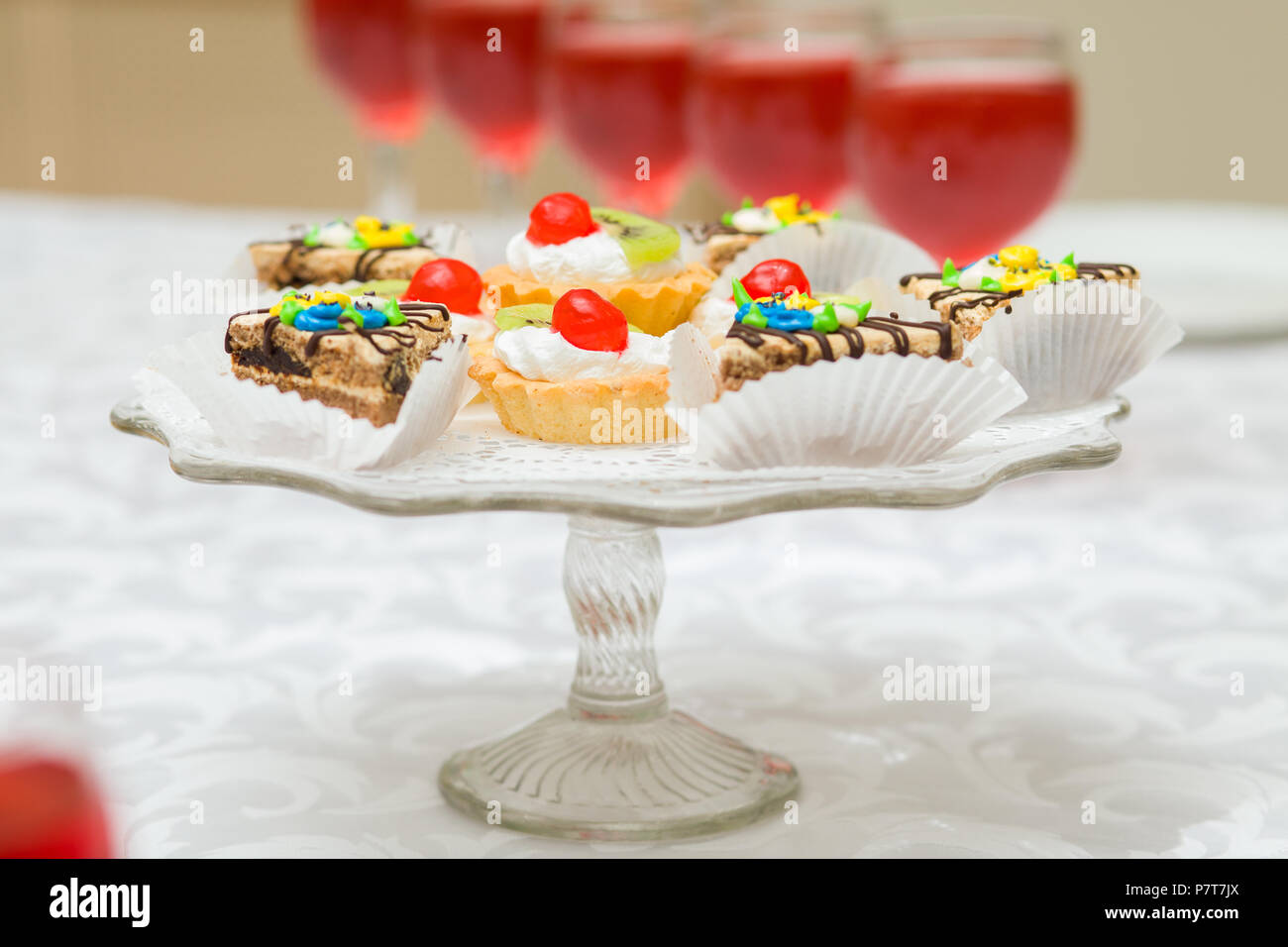 Kuchen auf eine Platte auf einem Tisch Stockfoto