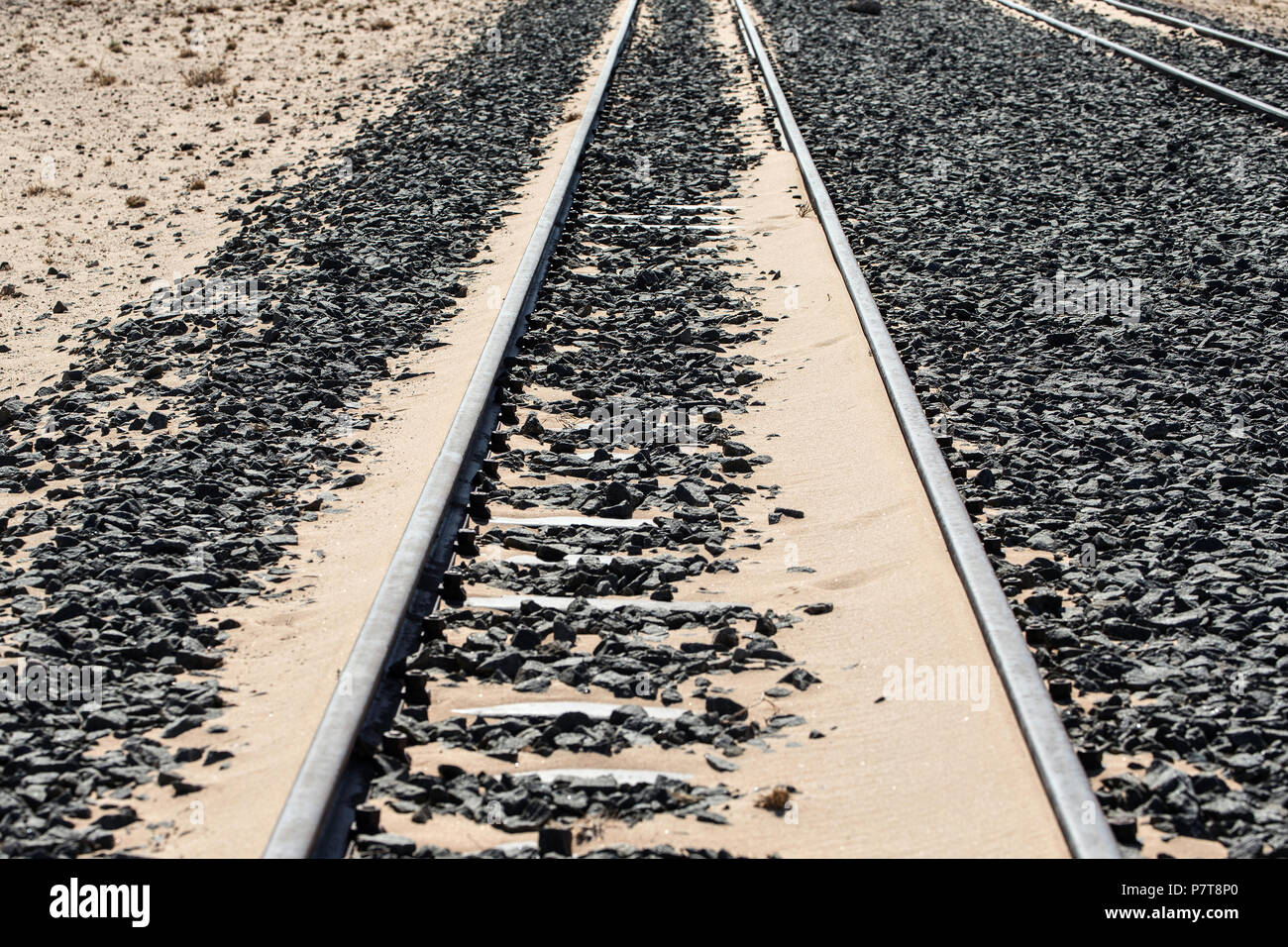 Die Eisenbahnlinie von Lüderitz in der Nähe von garub aus. Wüste Landschaft Namibia Stockfoto