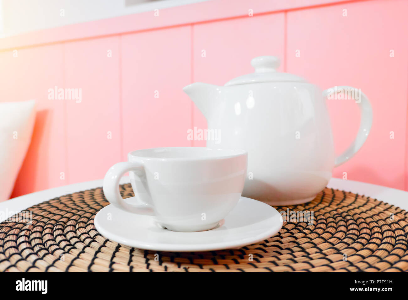 Weiß der Tasse Kaffee oder Tee Tasse und Kännchen heißen Getränk in Wohnzimmer Stockfoto