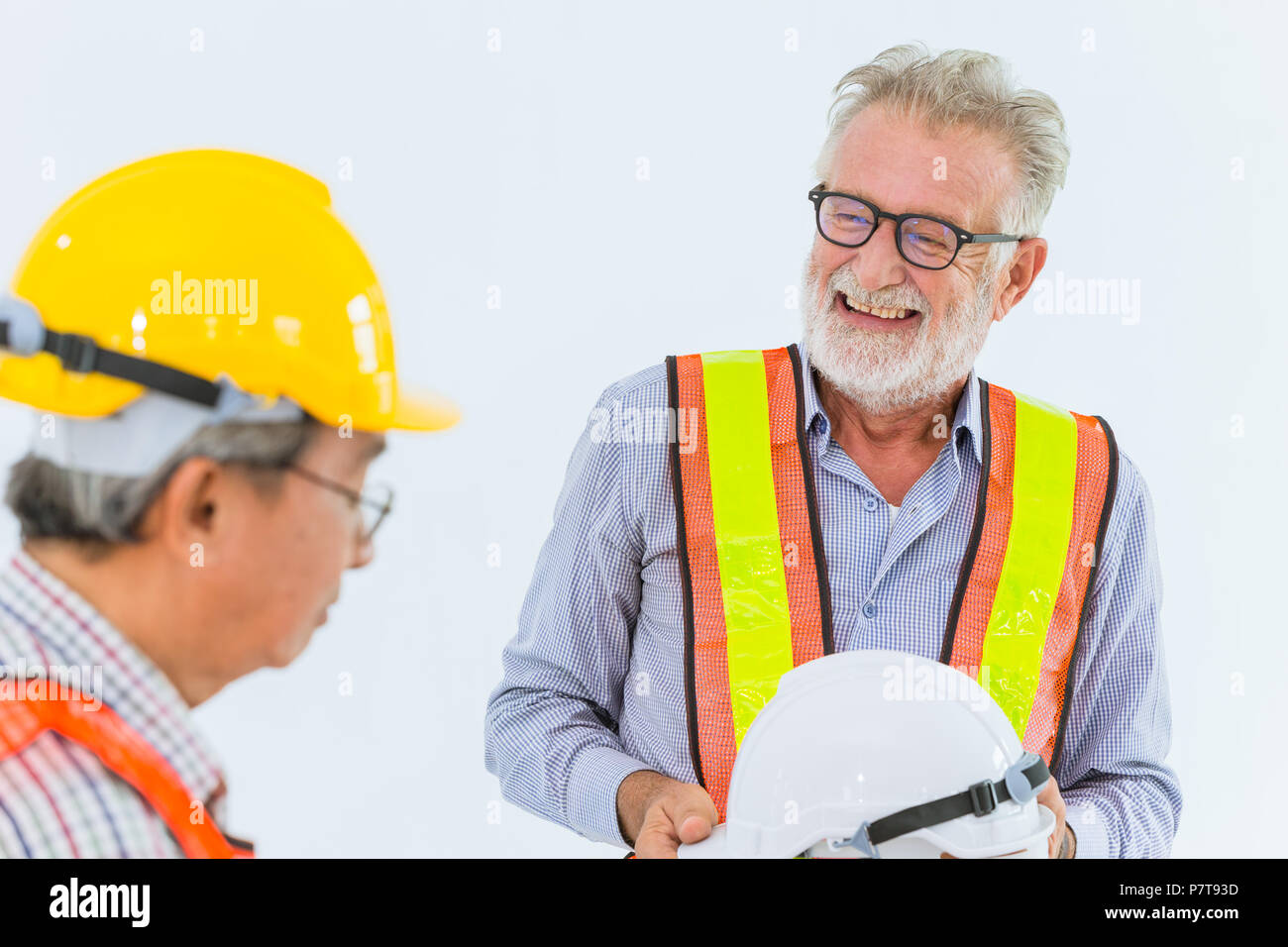 Mix Rennen senior Bauingenieure Arbeiter zusammen gesprochen glückliches Lächeln arbeiten mit harten Hut Stockfoto