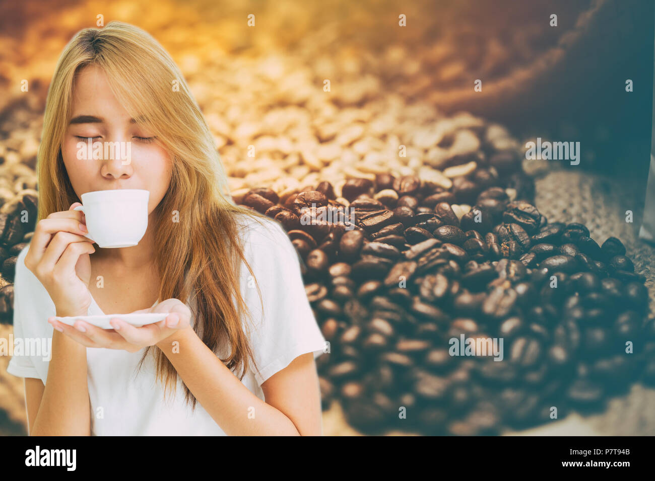 Mädchen jugendlich Trinken Kaffee Montage mit Coffee Bean Cafe deko Hintergrund. Stockfoto