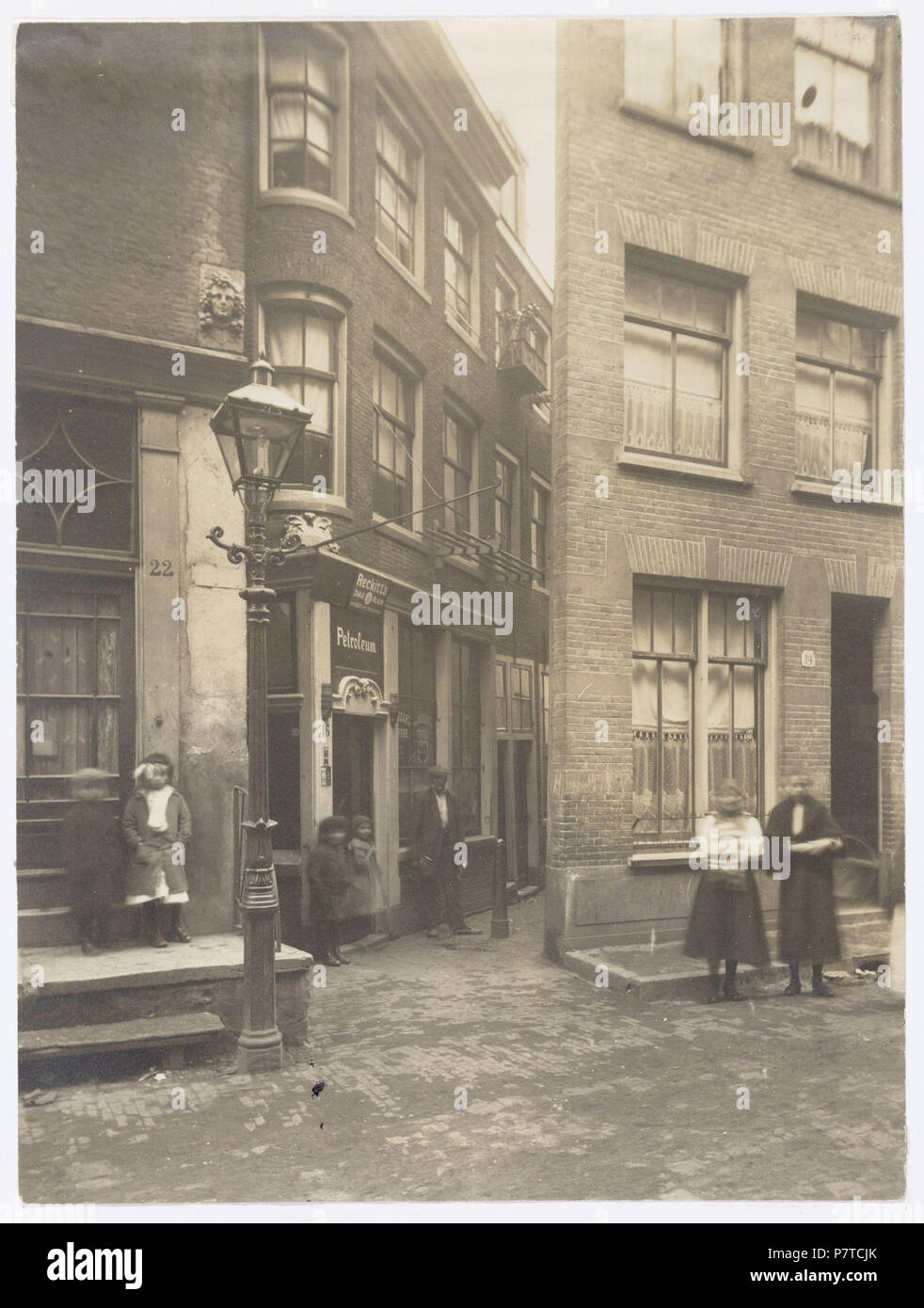 Deutsch: Beschreibung Keizersstraat 22-14 Documenttype foto Vervaardiger Leenheer, Cornelis G. (1869-1942) Collectie Collectie Leenheer, Martelhoff, Jansen Geografische naam Keizersstraat Inventarissen Http://archief.amsterdam/archief/10118 Afbeeldingsbestand 010118000155. Vor 1948 98 Cornelis Gerardus Leenheer, Afb 010118000155 Stockfoto