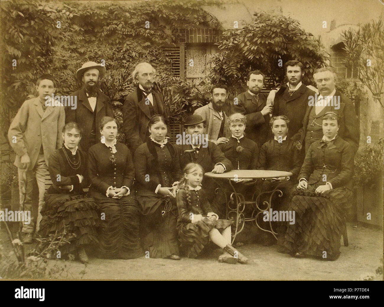 Colette (sidonie-gabrielle Colette) au premier Plan au Milieu de membres de sa famille Vers 1880. Photographe inconnu. ca. 1880 94 Colette en famille Vers 1880 Stockfoto