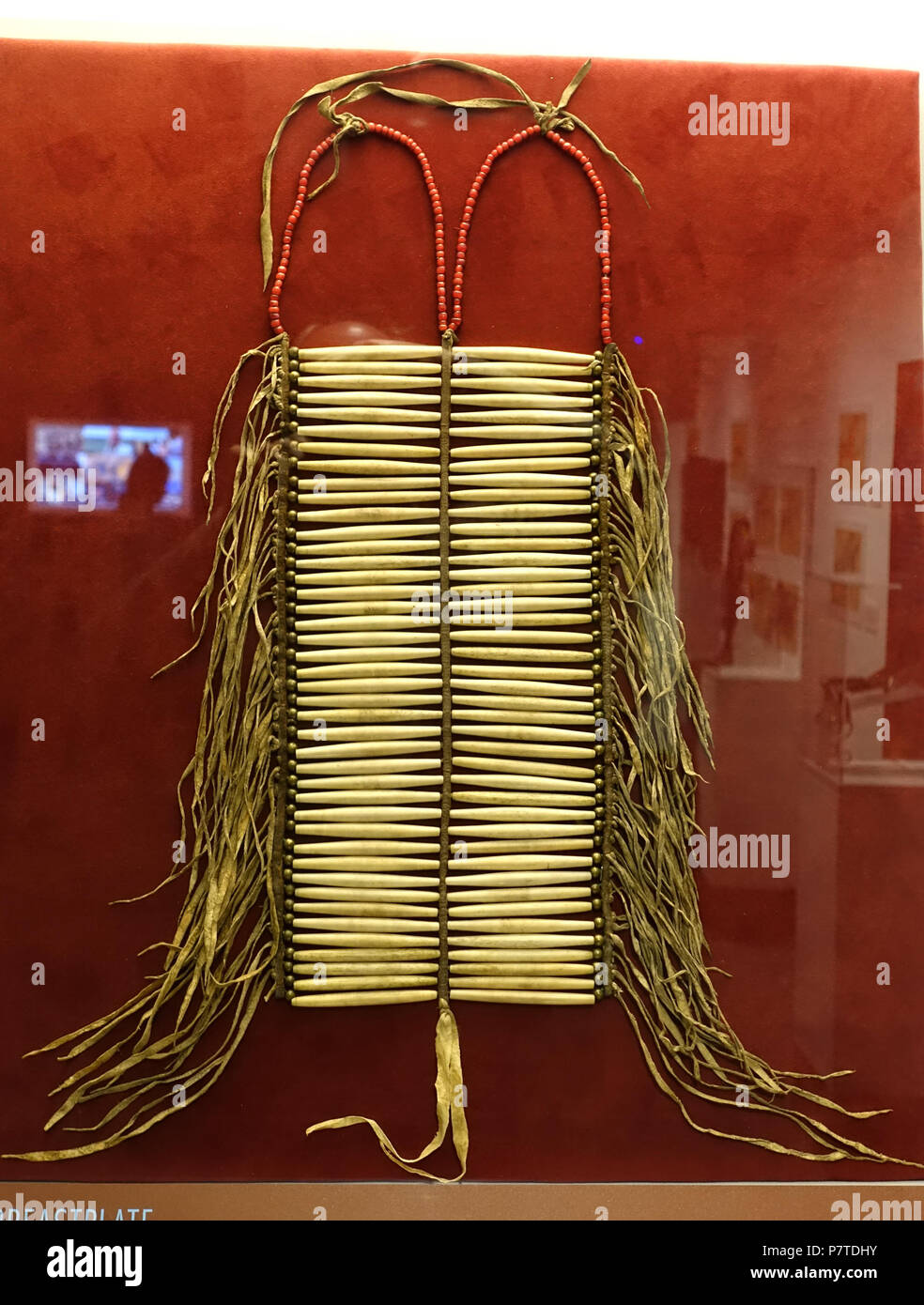 Englisch: Ausstellung von der Native American Collection, Peabody Museum, Harvard University, Cambridge, Massachusetts, USA. Fotografie war ohne Einschränkung zulässig; Exponat ist alt genug, so dass es im. 27 Mai 2017, 13:59:56 55 Schild zurückzuführen auf Big Mouth, Oglala, 1860s, Knochen, Leder - Native American Collection - Peabody Museum, Harvard University - DSC 05793 Stockfoto