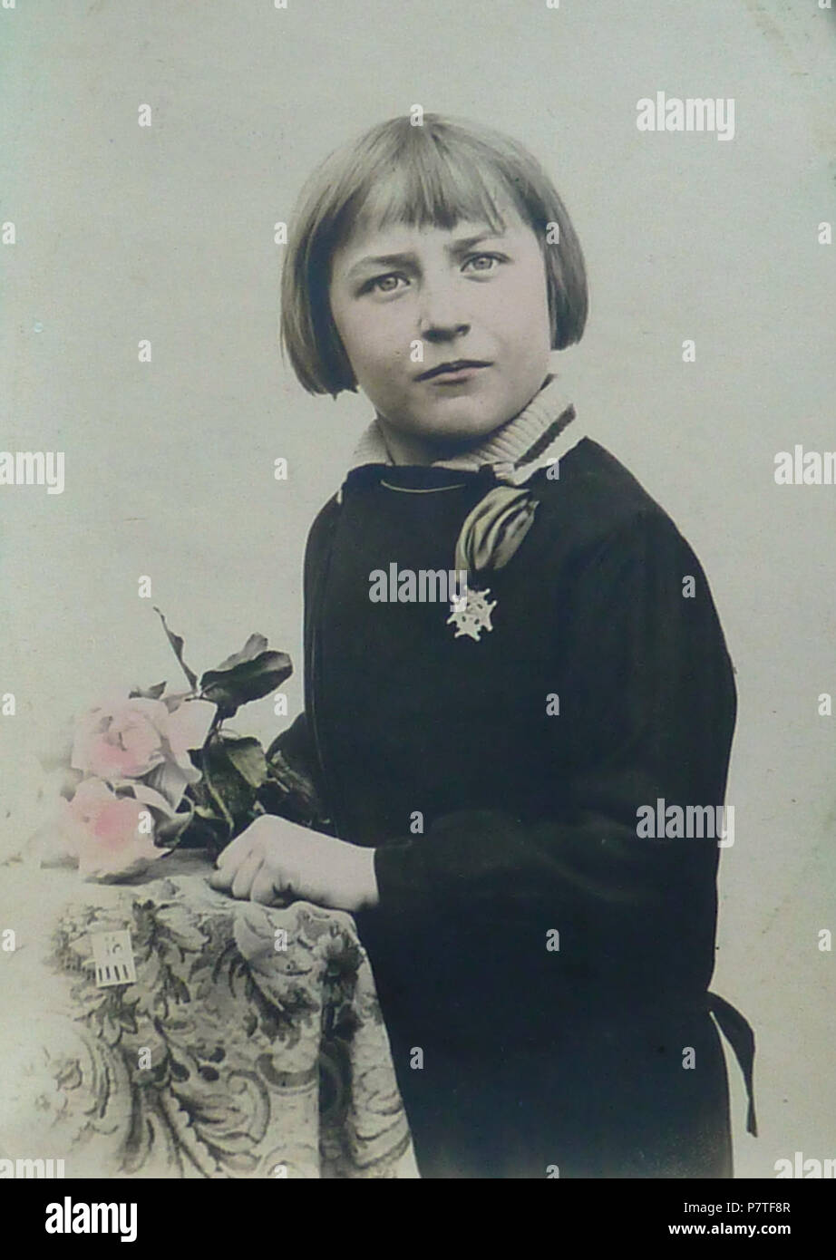 Foto colorée, un ou une élève avec une Croix d'honneur ou Mérite scolaire. Vers 1920, photographe inconnu. Collextion privée. ca. 1920 99 Croix scolaire Vers 1920 Stockfoto