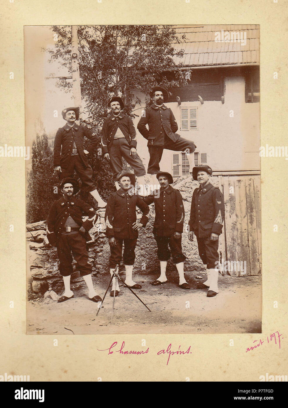 Illustr., Papier albuminé 16 x 12,5 cm. Un Groupe de Chasseurs alpin en août 1897, 14ème Bataillon, location et Photographe indéterminés. Collection privée. 1897 89 Chasseurs alpins 1897 Stockfoto Illustr., Papier albuminé 16 x 12,5 cm. Un Groupe de Chasseurs alpin en août 1897, 14ème Bataillon, location et Photographe indéterminés. Collection privée. 1897 89 Chasseurs alpins 1897 Stockfoto