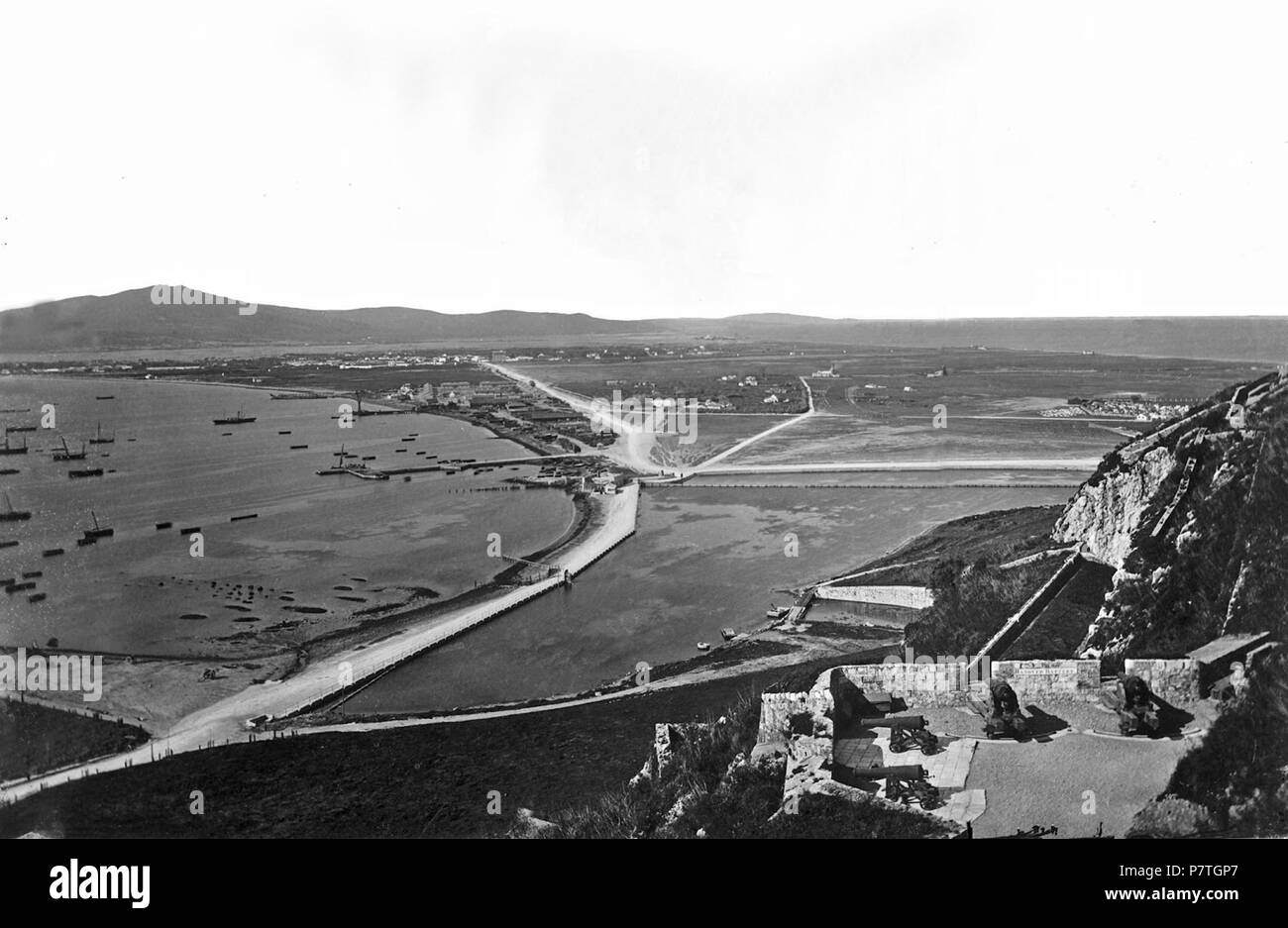 Englisch: Neutraler Boden - Fotografien von George Washington Wilson (der 1893 starb) Orte in Gibraltar. Hinweis: Die Batterie ist unten rechts mit der Aufschrift "Hannover" an der Wand. 23 November 2012, 13:02:09 3 1870 s-G. Washington Wilson - Neutraler Boden Stockfoto