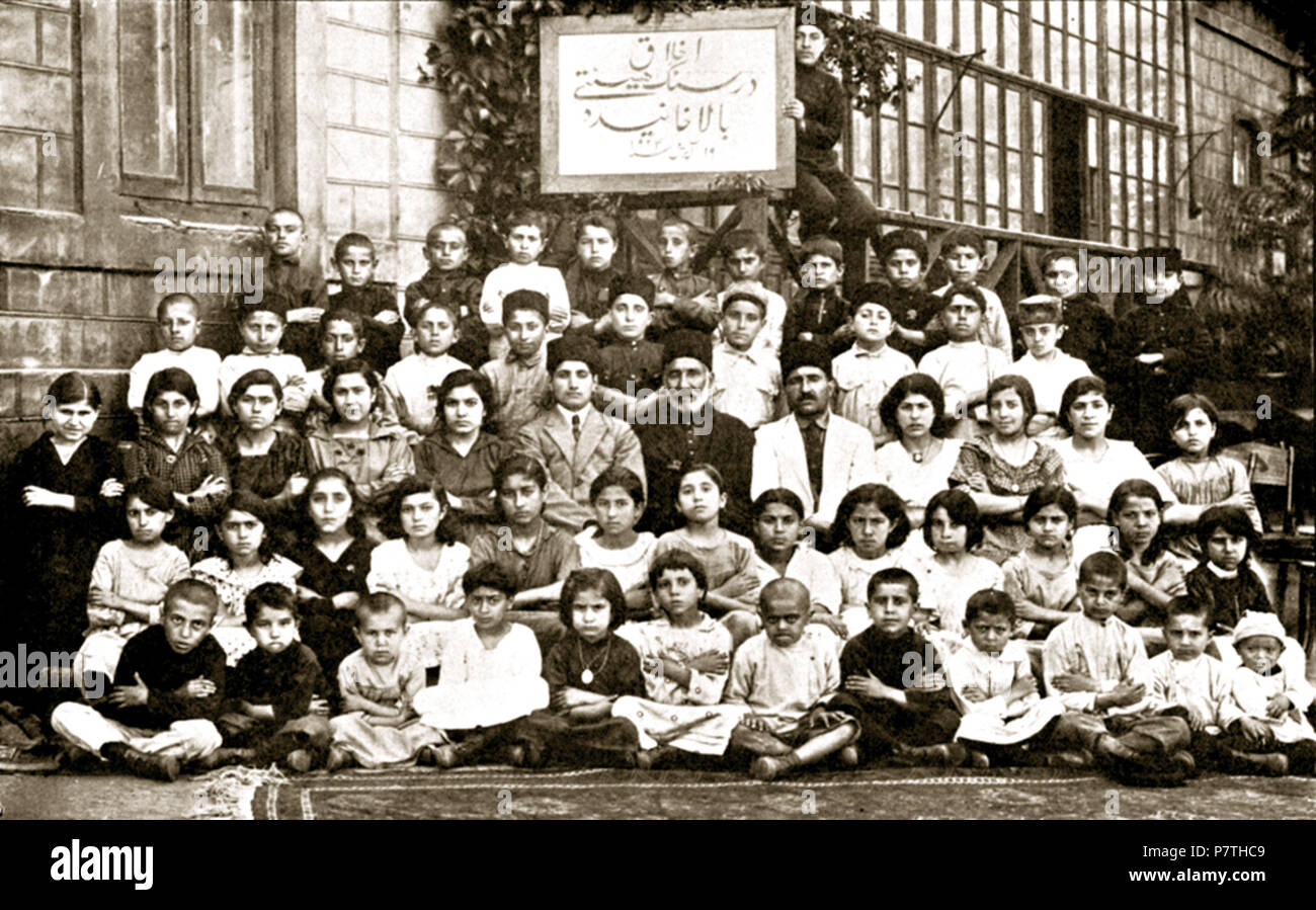 Englisch: Baha'i'-Zeichen Gebäude "Klasse in Baku, Russland, 1926. Diese sehr interessante Bild zeigt eine Gruppe von Baha'i-Kinder, die Anweisungen in den Grundsätzen der Charakter der Ausbildung. 1926 11 ein Baha'i charakterbildung Klasse in Baku, Russland, 1926 Stockfoto