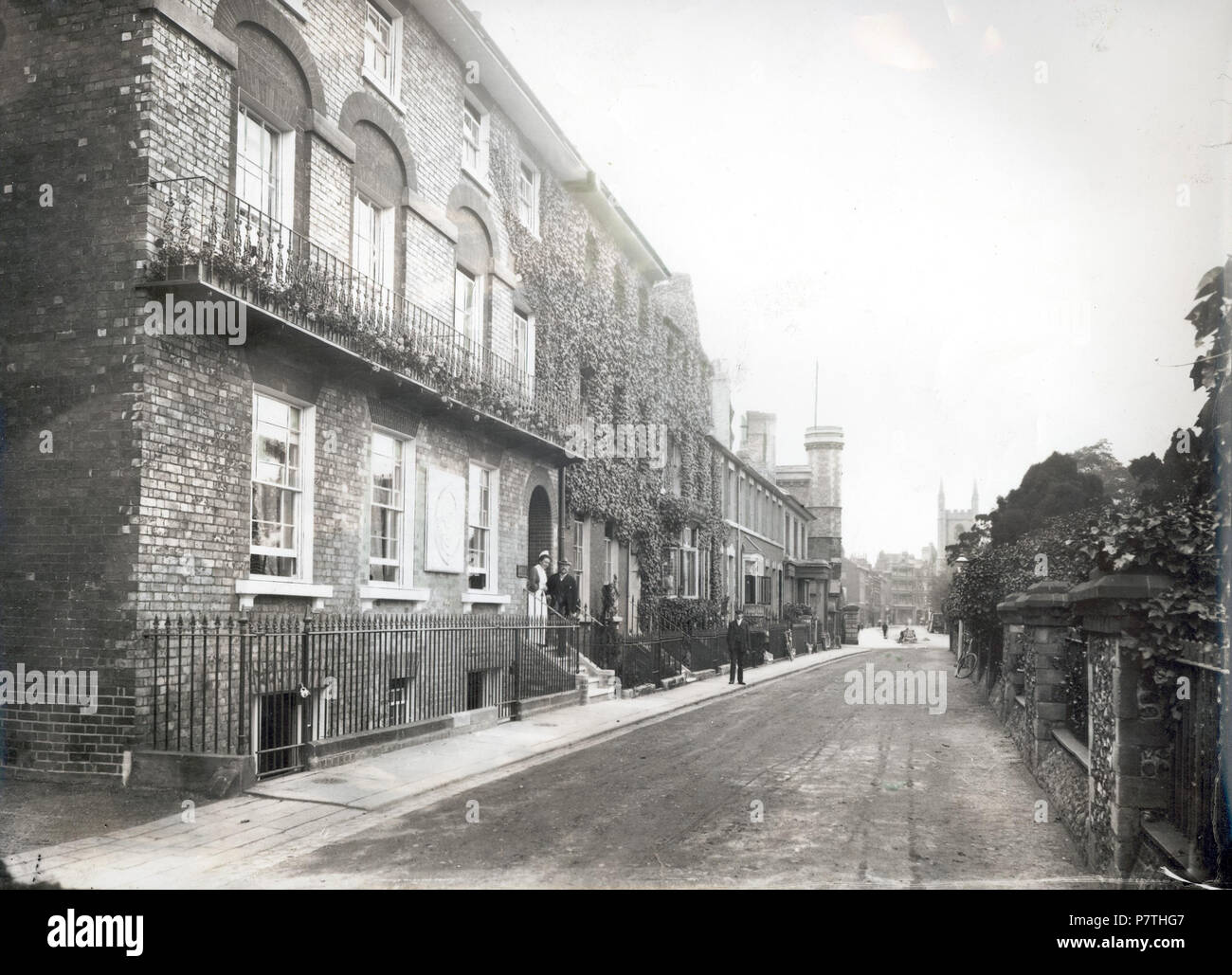 Englisch: Abbot's gehen, Lesen, C. 1920, aus dem Osten, Richtung Friar Street und St. Laurentius Kirche suchen. Die Änderungsanträge 7, 6, 5, 4, 3, 2 und 1 sind sichtbar, mit einem Teil der inneren Gateway Lesen Abtei darüber hinaus. Nr. 7, die Königin Victoria Institut für die Pflege der Kranken Arm, hat eine Dame in Uniform und ein Herr in einem Hut vor der Haustür. 1920-1929: Fotografie von Walton Adams. Zwischen 1920 und 1929 12 Abbot's gehen, Lesen, C. 1920 Stockfoto Englisch: Abbot's gehen, Lesen, C. 1920, aus dem Osten, Richtung Friar Street und St. Laurentius Kirche suchen. Die Änderungsanträge 7, 6, 5, 4, 3, 2 und 1 sind sichtbar, mit einem Teil der inneren Gateway Lesen Abtei darüber hinaus. Nr. 7, die Königin Victoria Institut für die Pflege der Kranken Arm, hat eine Dame in Uniform und ein Herr in einem Hut vor der Haustür. 1920-1929: Fotografie von Walton Adams. Zwischen 1920 und 1929 12 Abbot's gehen, Lesen, C. 1920 Stockfoto