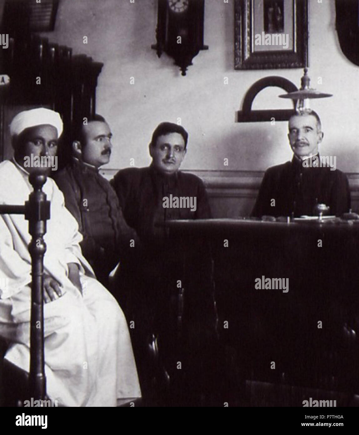 Englisch: 7/8-Abschnitt ein Bild, Abd el-Krim und Spanischen militärischen und zivilen Beamten während einer Zeremonie an der Academia Oficial de Árabe von Melilla im Oktober 1919. Abd el-Krim wird durch eine lokale Zeitung die Berichterstattung über das Ereignis als Kadi (Richter) Sidi Mohamed Abd el Krim, Mitglied des Oficina Central Indígena (Büro der Native Affairs). Innerhalb eines Jahres, Abd el-Krim wird in offenen Rebellion gegen die Spanier und die Republik der Rif verkünden. 27 Juni 2014, 08:42:22 12 Abd el-Krim Melilla 1919 Stockfoto