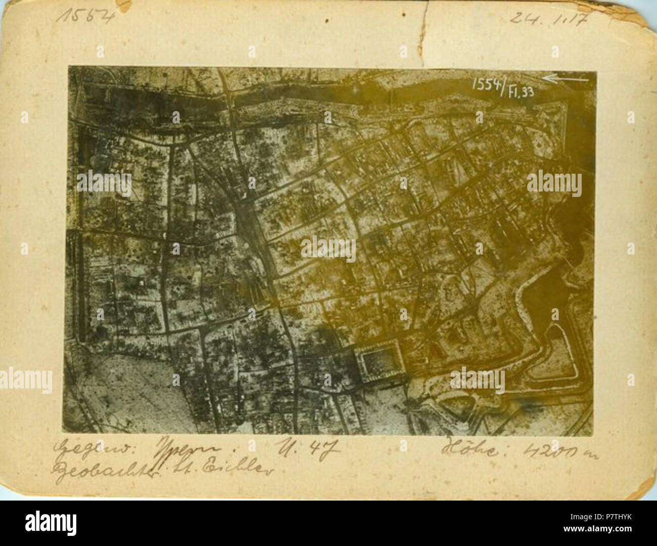 Englisch: Dieses Luftbild in der belgischen Stadt Ypern in der zweiten Schlacht von Ypern (1915) wurde von einem erfassten deutschen Soldaten (oder Spion - die genaue Details über seine Rolle verloren gegangen sind). 1915 14 Luftaufnahme von Ypern in der zweiten Schlacht von Ypern (1915) Stockfoto