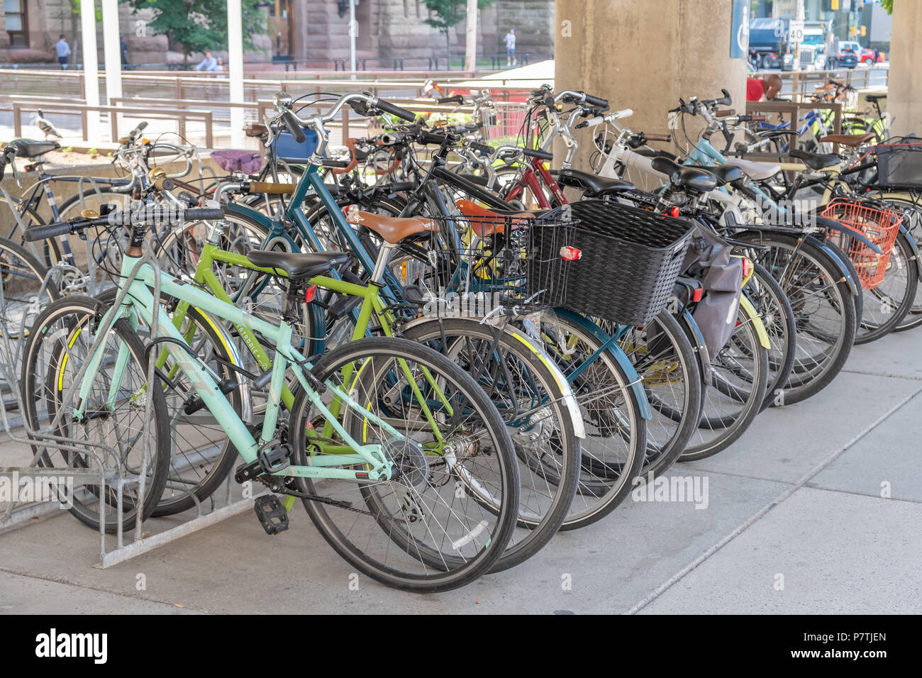 Fahrradständer mit Fahrrädern außerhalb Rathaus in der Innenstadt von Toronto in Ontario gefüllt. Stockfoto