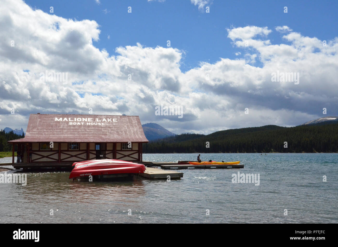 JASPER, AB/KANADA - Juli 23, 2017: ein Besucher betritt ein Kanu außerhalb des Boot Haus in Maligne Lake im Jasper National Park. Stockfoto