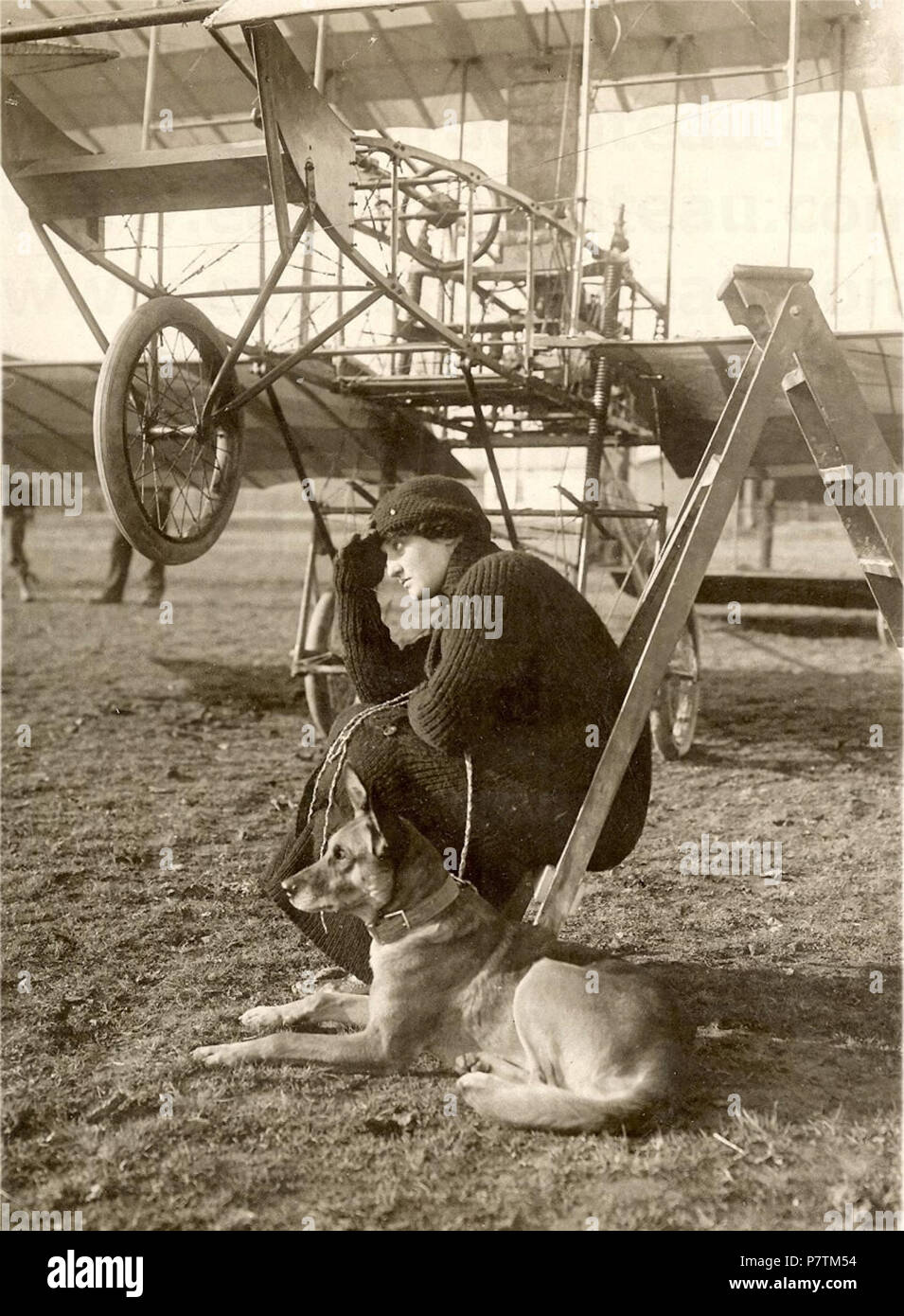 Français: Obtient le Premier brevet de Pilote féminin Le 17 mars 1910. Ici Au Pied de son Voisin en 1909. Première élève d'Edouard Chateau à Mourmelon. 1909 34 Baronne Raymonde de Laroche Stockfoto