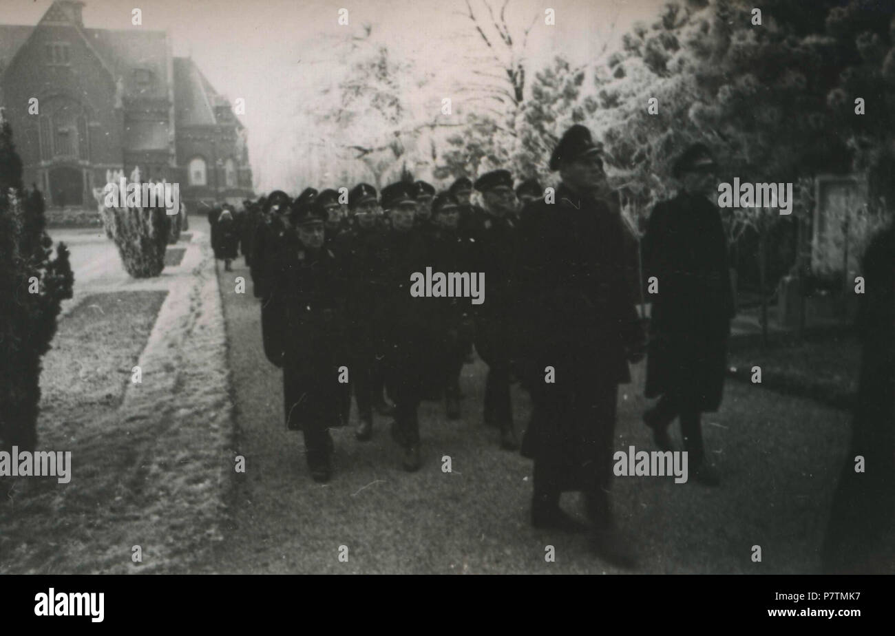 . Begrafenis NSB. Nederlands: Begrafenis van Dr. J.J.L.D. Baron van Höevell. Heerbanarts van Heerban 5 der WA te Rotterdam. Deze foto ist afkomstig uit het Archief van de Fotodienst der NSB. 6 Dezember 1943 40 Begrafenis NSB - Fotodienst der NSB-Niod-156052 Stockfoto