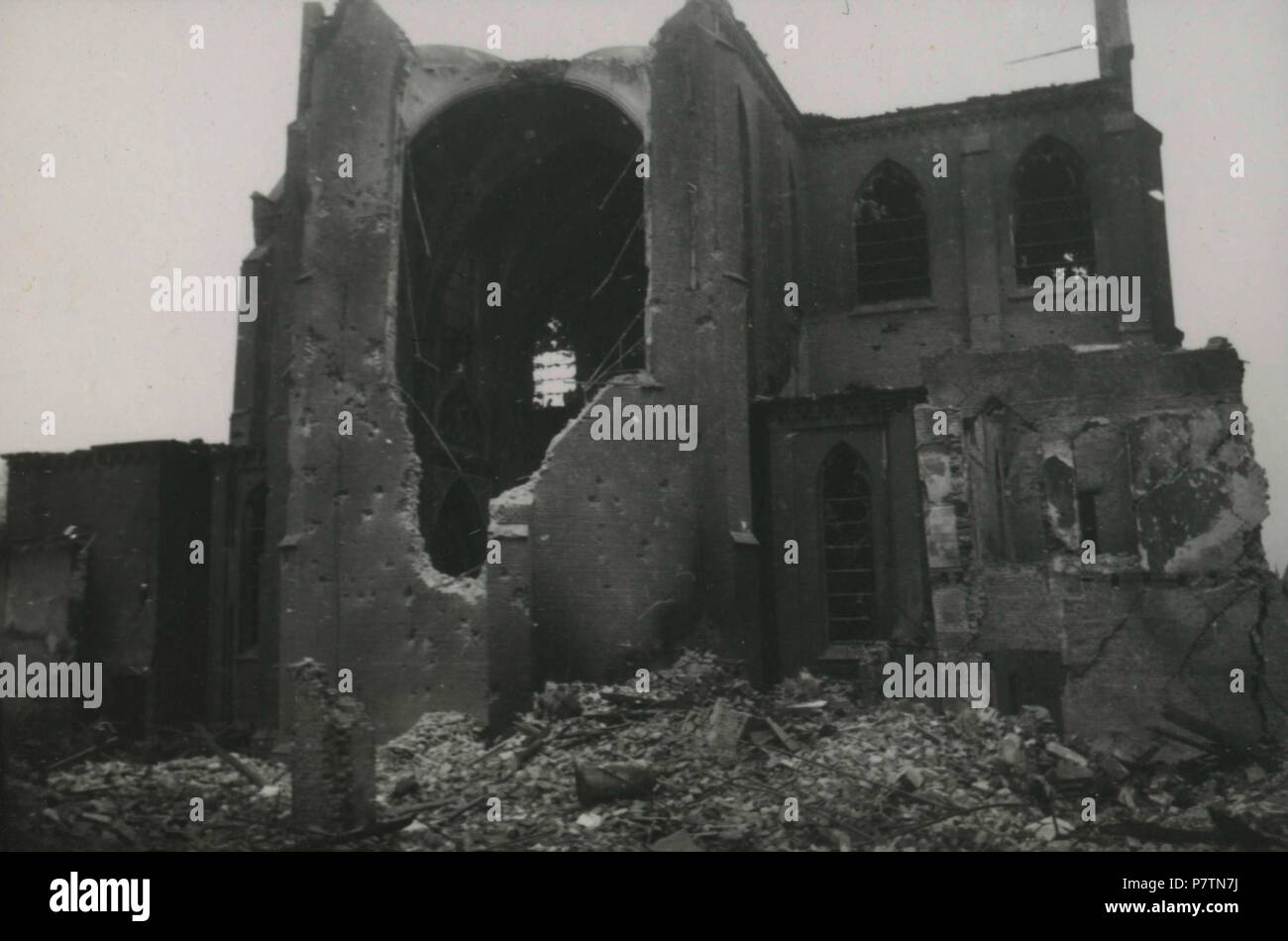 . Bombardement Nijmegen. Nederlands: Nijmegen werd 1944 Tür zowel de USAAF als de Luftwaffe gebombardeerd. Tür de USAAF op 22-02-1944 door een misrekenening misidentificatie en van de windsterkte; rond de 800 doden. Tür de Luftwaffe op 02-10-1944, Gericht op de Waalbrug de geallieerde postities. Hierbij Thanks 93 doden. Deze foto ist afkomstig uit het Archief van de Fotodienst der NSB. 28 Februar 1944 52 Bombardement Nijmegen - Fotodienst der NSB-Niod-156069 Stockfoto
