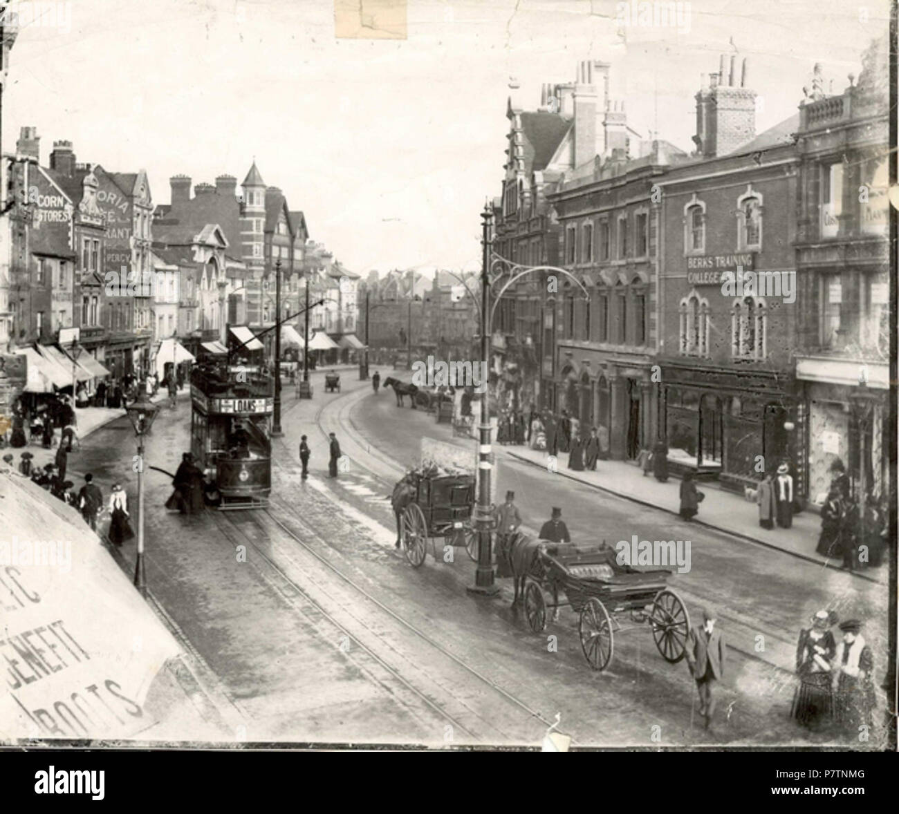 Englisch: Broad Street, Lesen, auf der Suche nach Osten von einem oberen Geschichte Fenster, C. 1904. Ein straßenbahnwagen Köpfe nach Osten, und zwei Pferden gezogenen Kabinen in der Mitte der Straße, von der Katze - Pol. Nordseite: Nr. 17 (W. und R. Fletcher, Metzger); Nr. 14 (Royal Oak Inn); Nr. 6 (United Counties Bank). Südseite: Nr. 116 und 117 (Fergusons Ltd., Engel Brauerei und Wein und Geist Speichert); Nr. 114 und 115 (Berkshire Ausbildung Hochschule für Musik in den oberen Etagen). 1900-1909. 1904 55 Broad Street, Lesen, auf der Suche nach Osten, C. 1904 Stockfoto