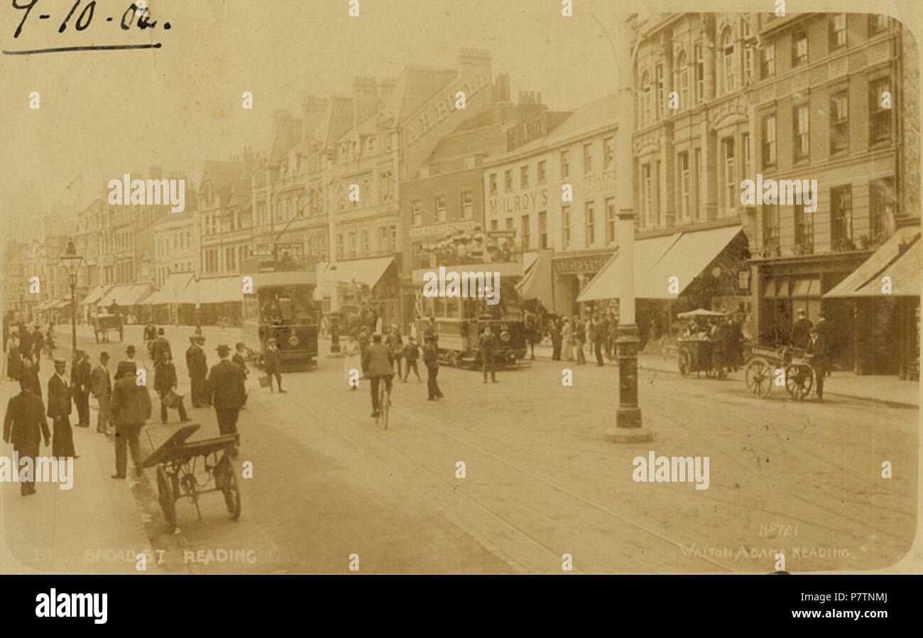 Englisch: Broad Street, Lesen. Nordseite, C. 1903. Zwei elektrische Straßenbahnen übergeben eine andere, und es gibt verschiedene Leiterwagen und Karren auf der Straße. Nr. 52, 53, 54, 55 und 56 (A. H. in der Stier, Draper); Nr. 51 (Peacock Inn); Nr. 50 (William McIlroy, Boot und Shoe Warehouse); Nr. 49 (William Archer, Lebensmittelhändler, Öl und Farbe Mann); Nr. 47 und 48 (A. H. in der Stier, der Herren Ausstatter) und Nr. 46 (Dowsett Brüder, Brauereien, Retail Abteilung. 1900-1909: Postkarte von Walton Adams, Fotograf, Lesen, Nr. 721. 1903 55 Broad Street, Lesen, Nordseite, C. 1903 Stockfoto