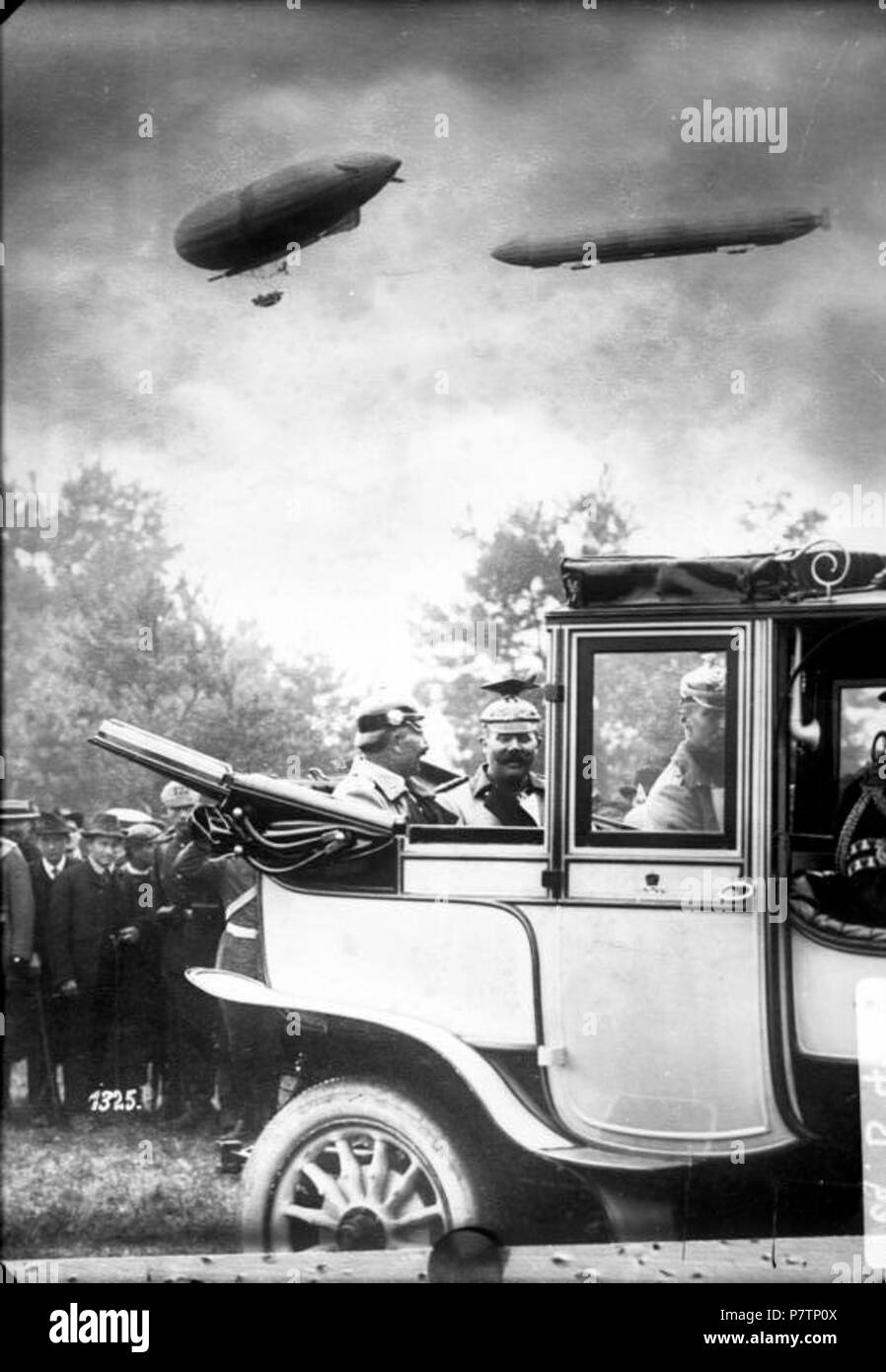 . Kaiser Wilhelm II. und Erzherzog Franz Ferdinand. Informationen von Benutzern hinzugefügt. Englisch: Übersetzung: Imperial Manöver, Kaiser Wilhelm II. und Erzherzog Franz Ferdinand von Österreich im Auto sitzen rechts. Die militärische Luftschiff Parseval''. [Fotograf Tellgmann hinzugefügt die Luftschiffe zum Bild]. Klarstellung: Wilhelm II. sitzt links, Franz Ferdinand sitzt rechts, die Groß-Basenach Luftschiff (vermutlich M I) ist auf der Linken, die Zeppelin auf der rechten Seite. Français: Traduction: Manoeuvres impériales, Kaiser Wilhelm II et l'aéroport François-Ferdinand d'Autriche dans la voiture, Assis Stockfoto