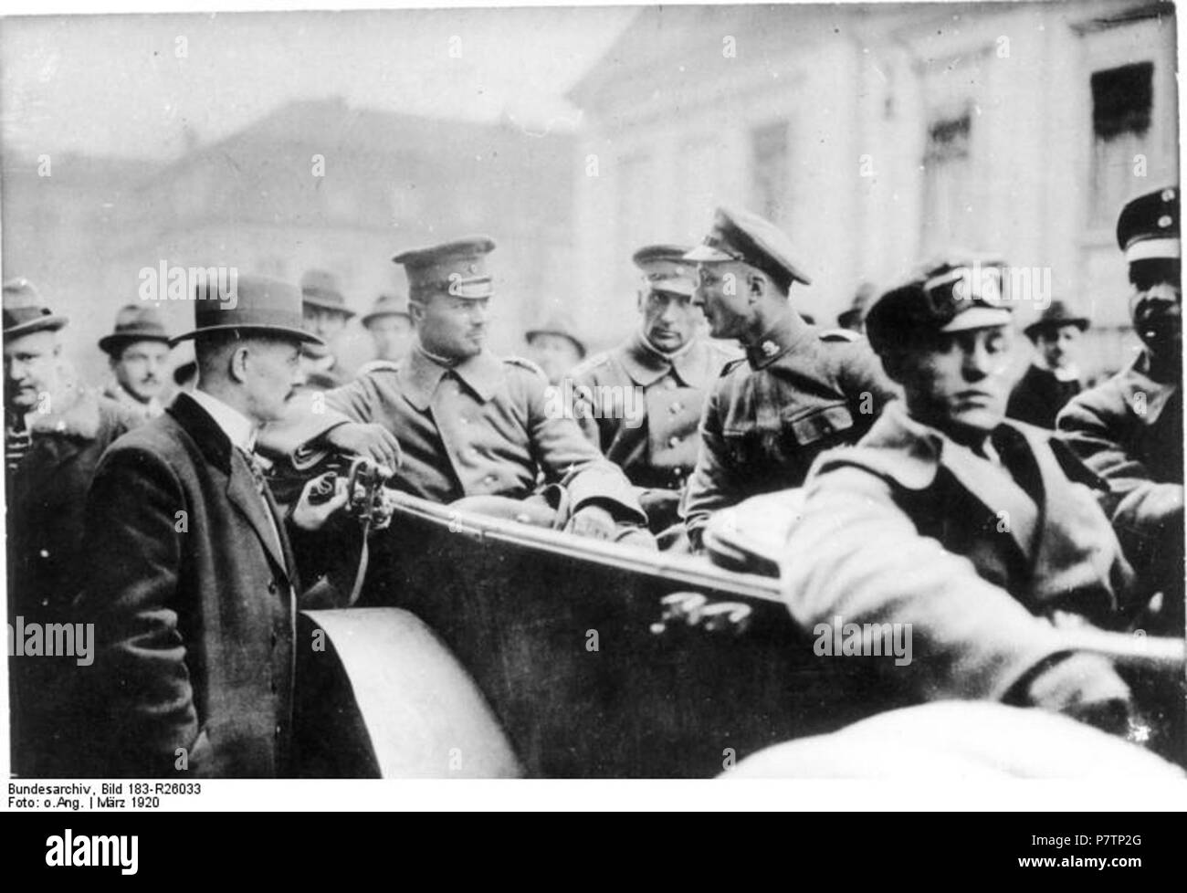 ADN-ZB/Archiv konterrevolutionärer Kapp-Putsch vom 13. -17,3 .1920 in Berlin sterben etwa 5.000 Mann starke Marinebrigade II unter dem Befehl von Kapitän Hermann Ehrhardt marschiert, aus Döberitz kommend wird in den frühen Morgenstunden des 13. März in Berlin ein. Die Feuerwehr bildet die militärische Stoßkraft des von Wolfgang Kapp und Allgemeine Walther von Lüttwitz ins geführten Putsche. Kapitän Ehrhardt (links, im Auto sitzend) beim Einmarsch der Marinebrigade bin 13. März in Berlin. 12289-24 [Scherl Bilderdienst] 57 Bundesarchiv Bild 183-R 26033, Berlin, Kapp-Putsch, Kapitän Ehrhardt Stockfoto