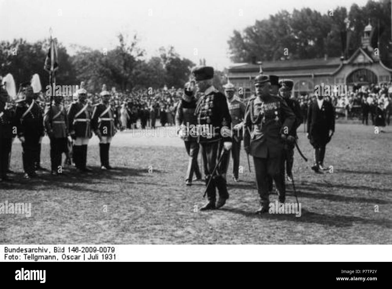 English: Originaltitel: 1. Waffentag der Deutschen Ichter in Dresden 11. - 13. Juli 1931 Vor dem Feldgottesdienst im Stadion Generalfeld. v. Mackensen schreitet mit dem sächs. Gen.Ltn. a. D. von der Decken sterben vor der Kavalleristen in der Höhle Ehem. Friedensuniformen ab. 1. August 2014, 11:41:39 57 Bundesarchiv Bild 146-2009 -0079, August von Mackensen Stockfoto